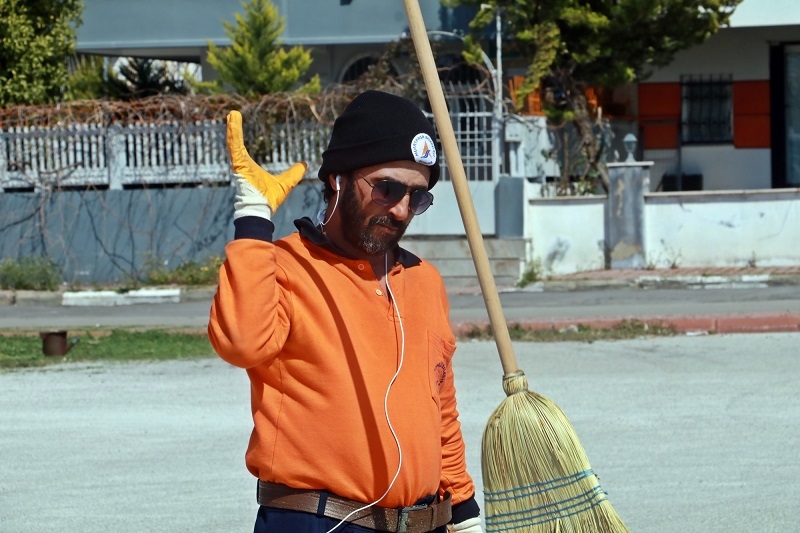 Dansıyla sokakları süpürüyor