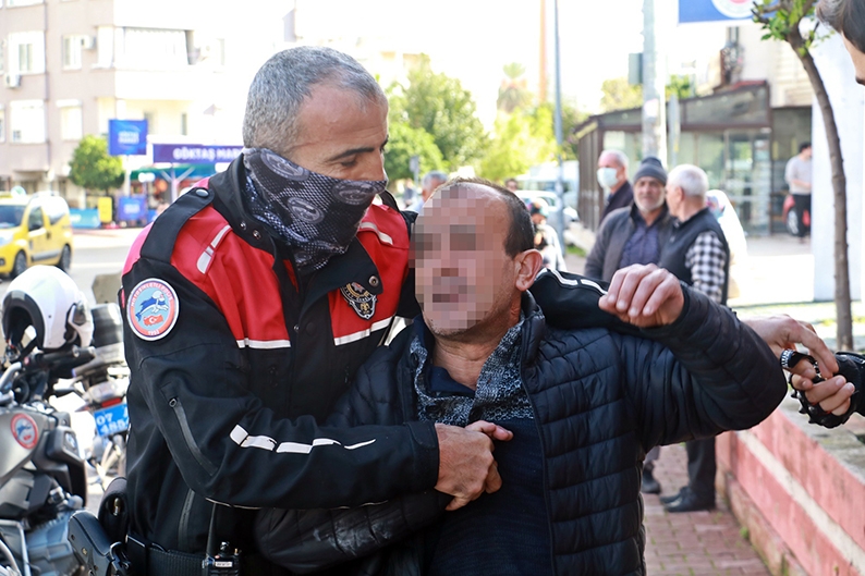 Ekmek teknesi için çatıya çıktı