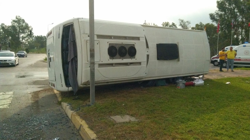 Servis midibüsü devrildi: 6 yaralı  