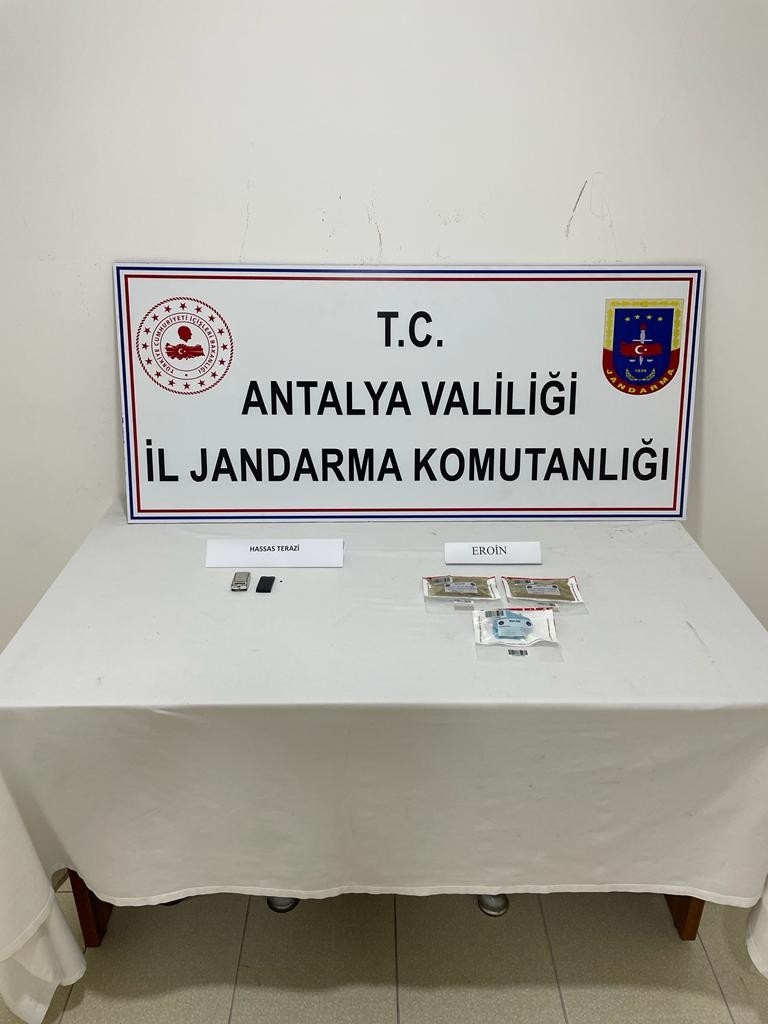 Uyuşturucu satıcısı jandarmadan kaçamadı