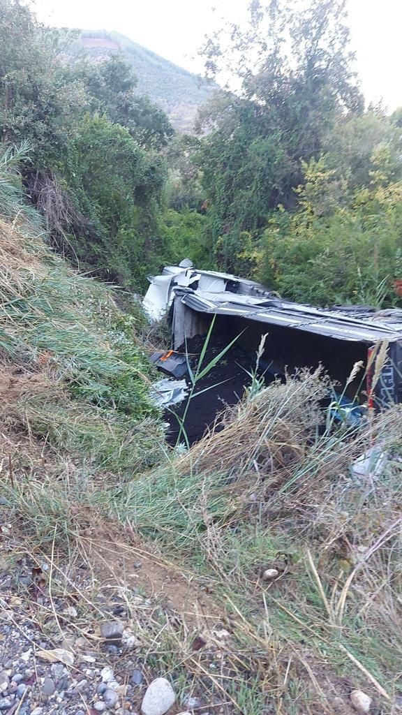 Sera gübresi taşıyan TIR şarampole uçtu  