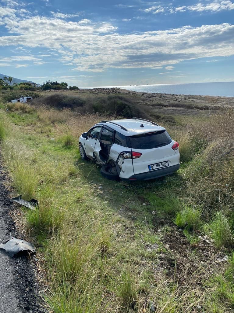 Çarpışan otomobiller şarampole uçtu