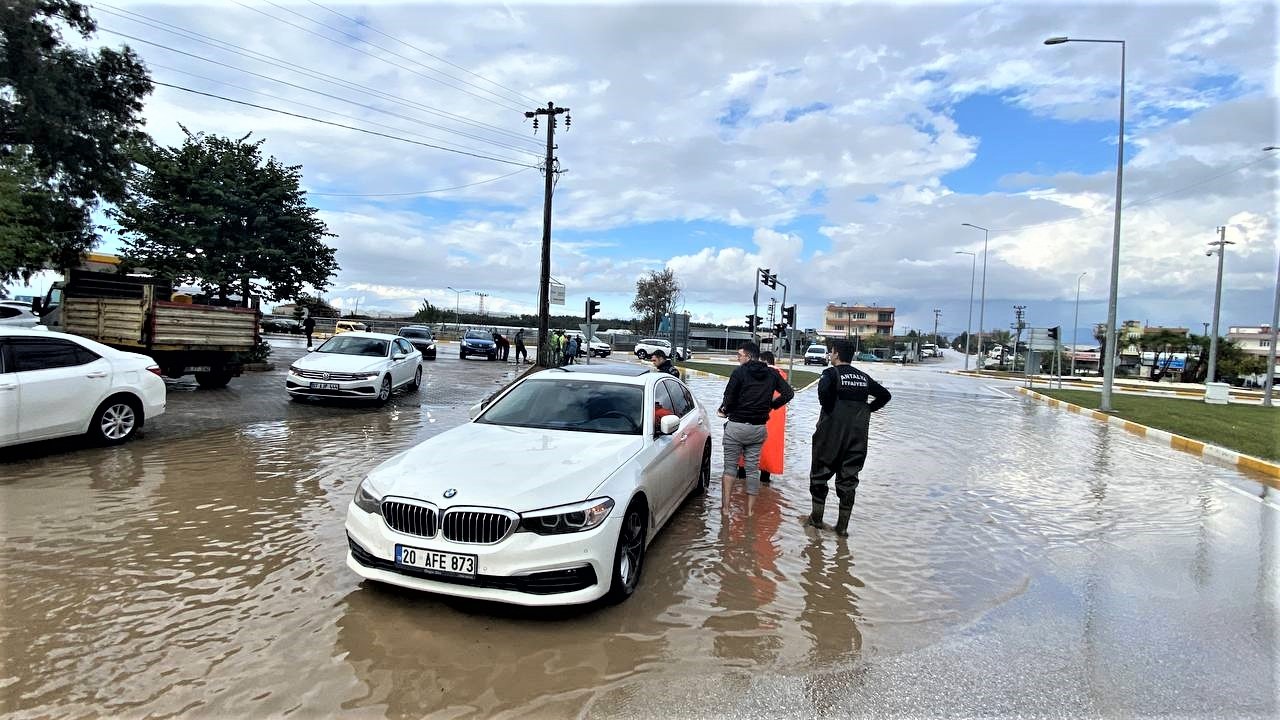 SAĞANAK YAĞMUR TRAFİĞİ FELÇ ETTİ