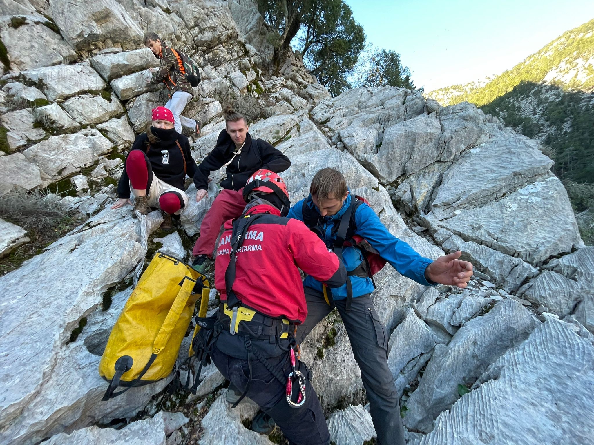 Turistler helikopterle kurtarıldı