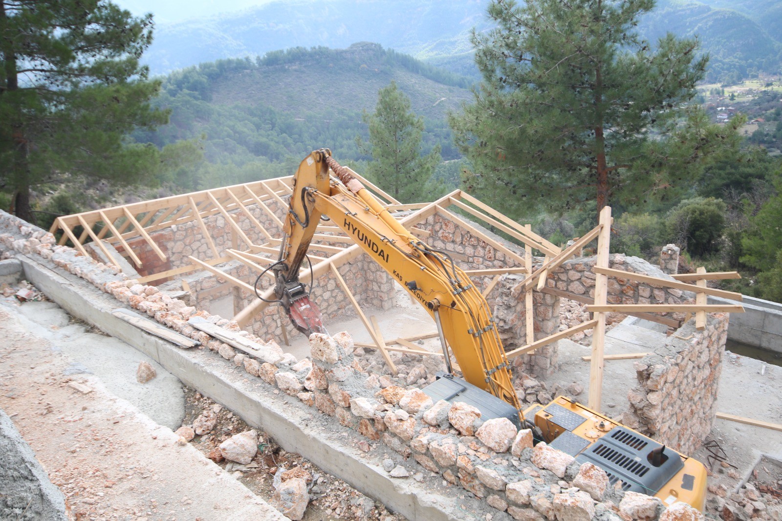 Kaş ilçesinde 12 kaçak yapı yıkıldı  