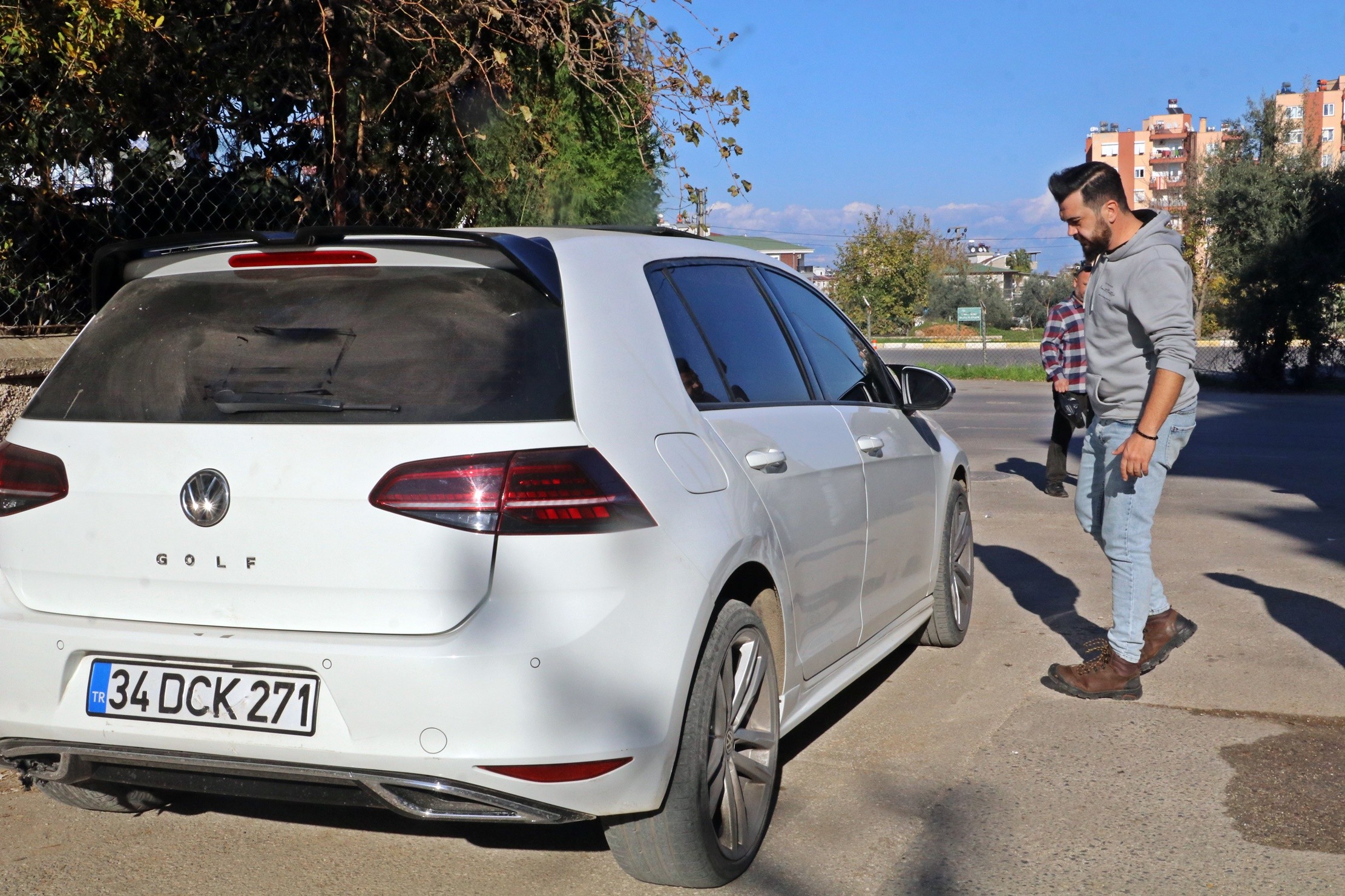 Otomobilini bırakıp polisten kaçtı