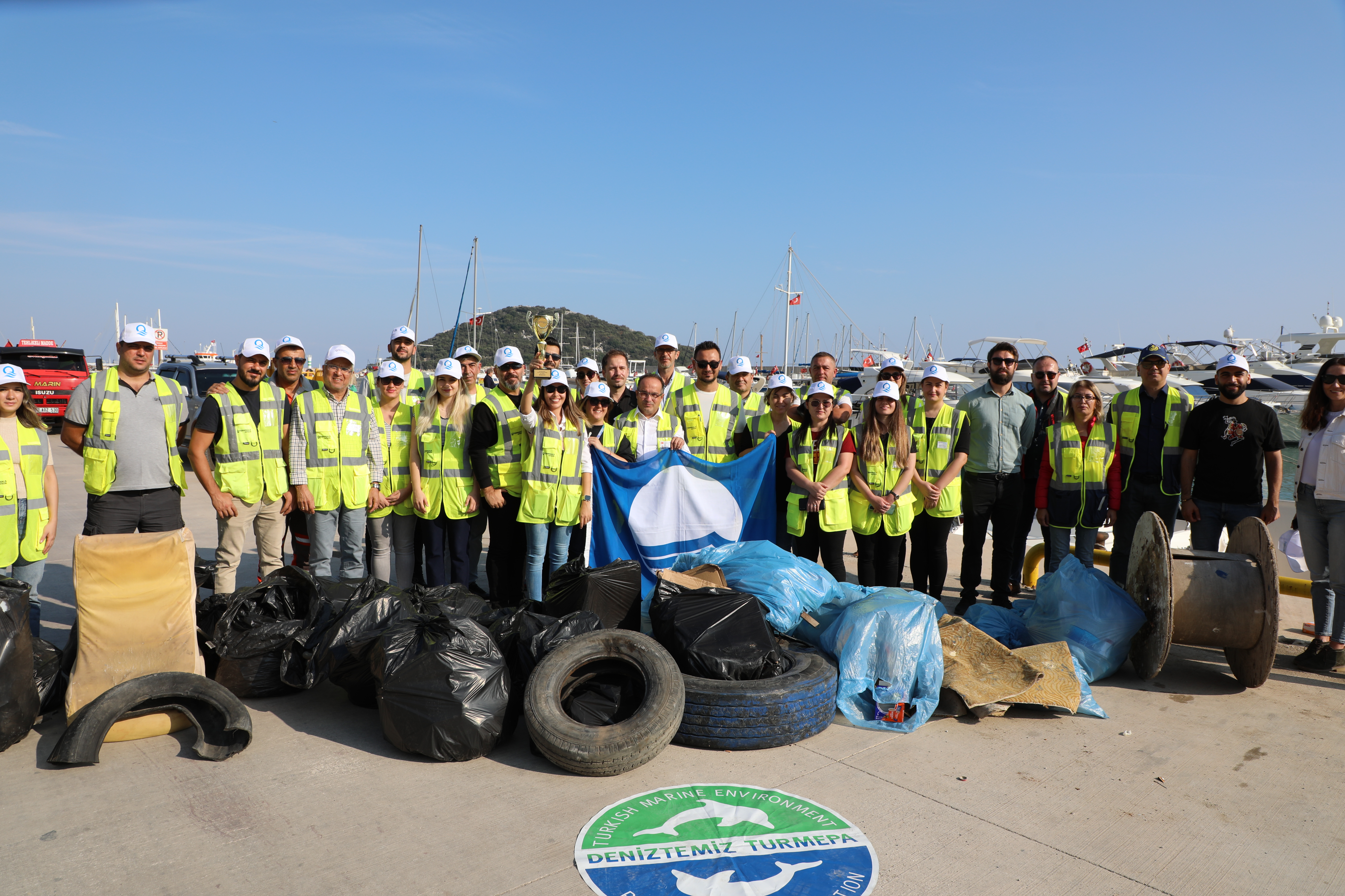 Balıkçı Barınağı’nda 200 kg atık toplandı