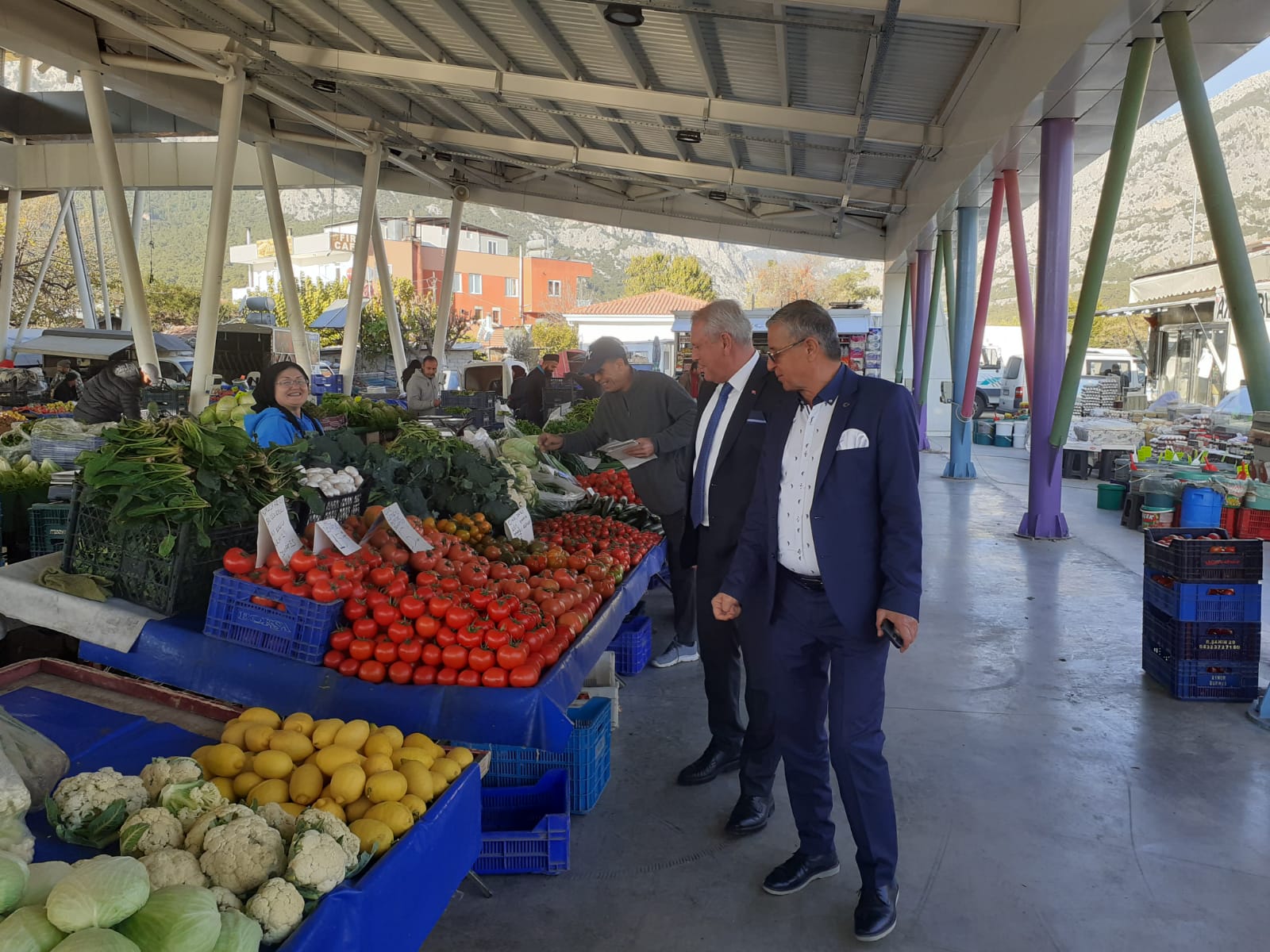 Topaloğlu’ndan pazar esnafına ziyaret