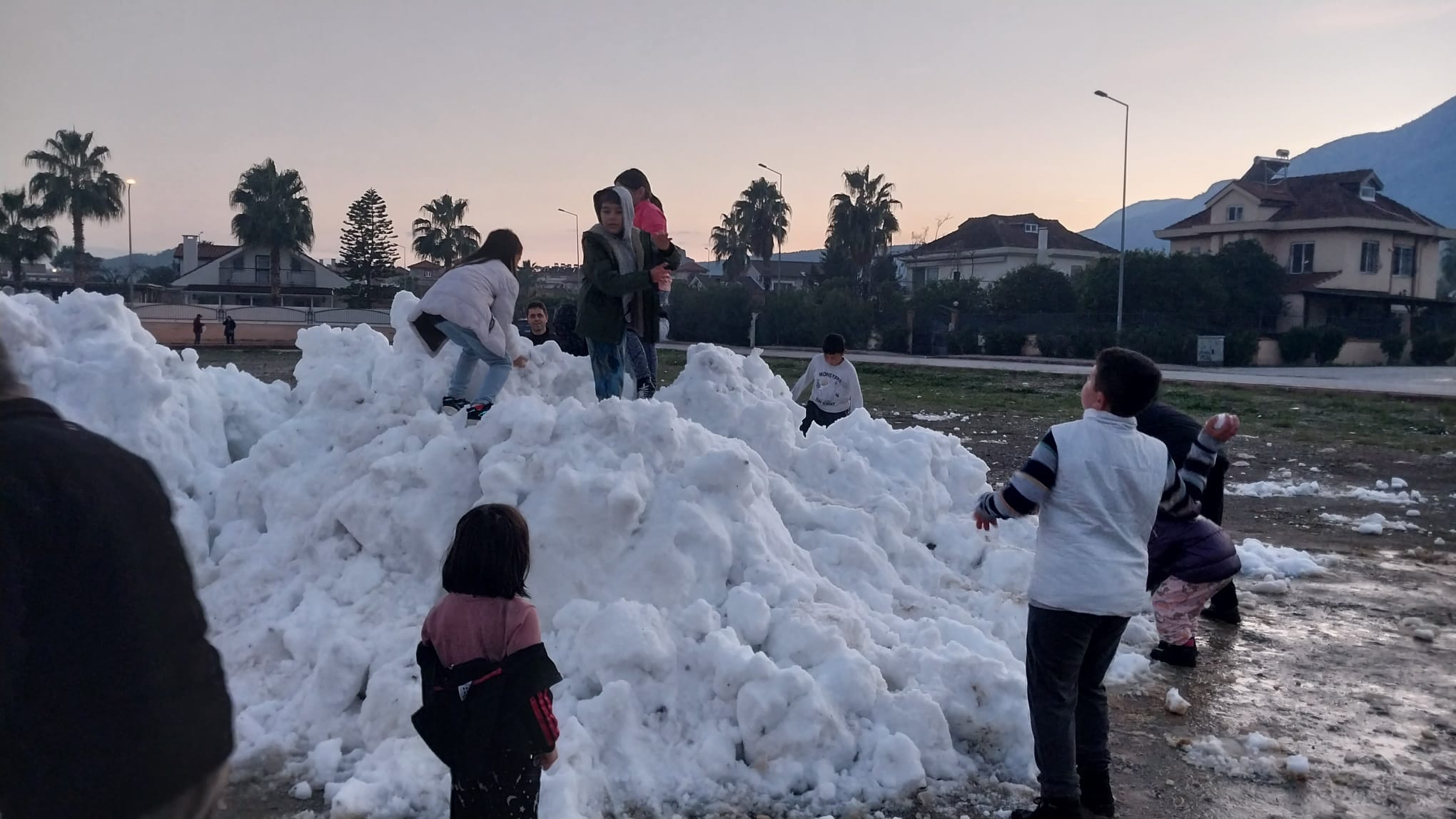 Kar çocukların ayağına geldi