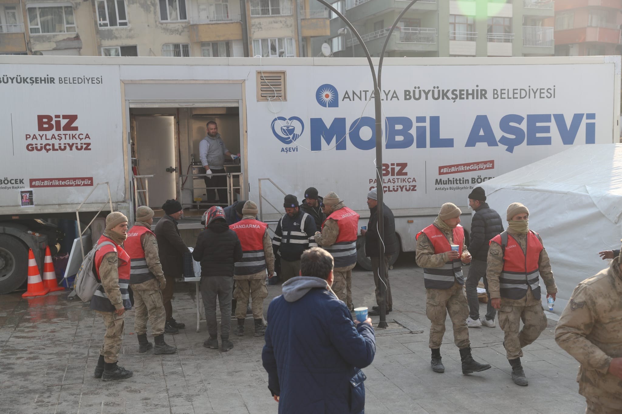 Hatay’da depremzede ve görevli personele sıcak yemek