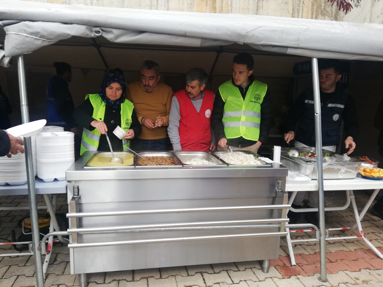 Kaş’ta depremzedelere sıcak yemek desteği  