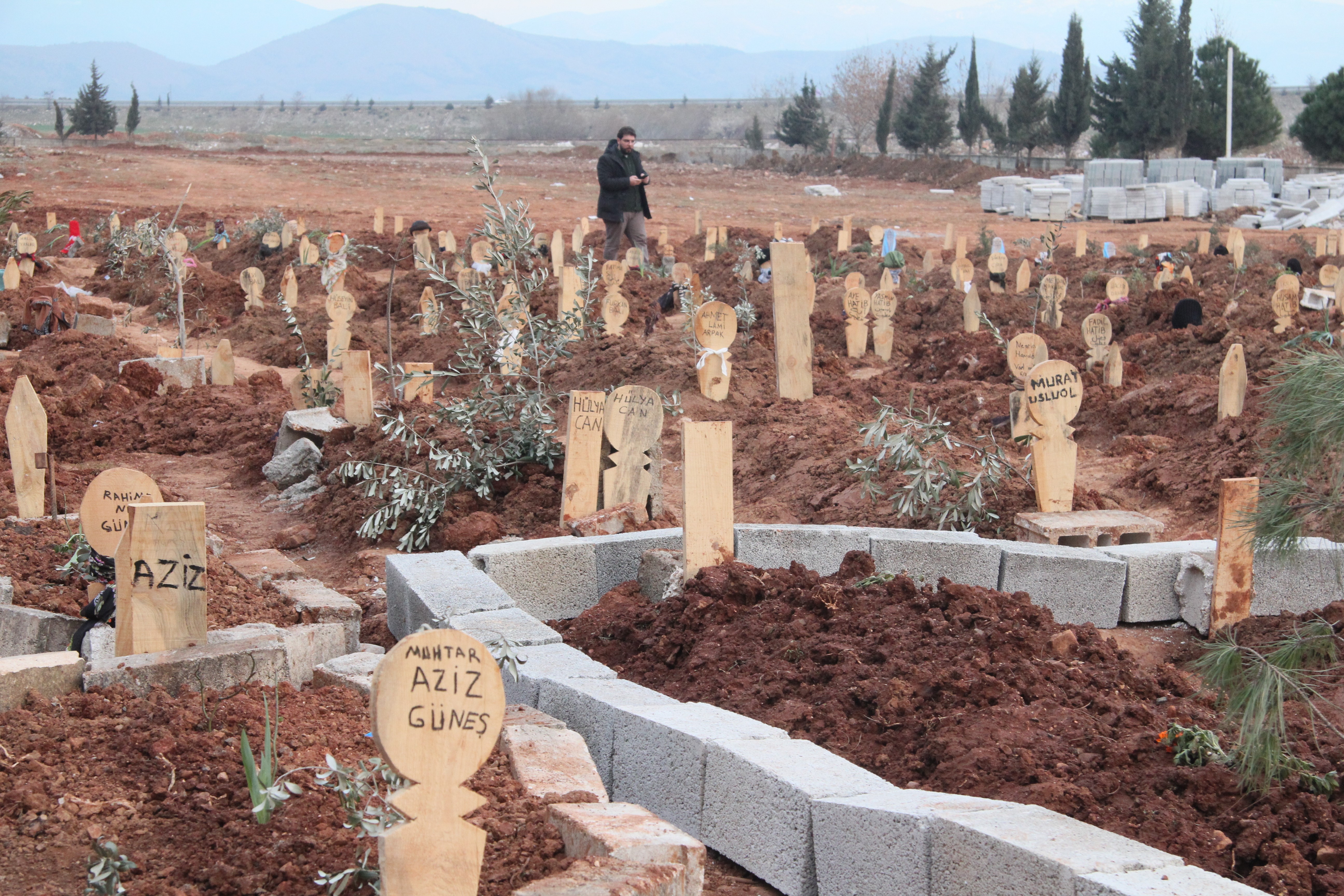 Yarım kalan hikayeler mezarlara yansıdı: Depremde ölenlerin mezarları yürekleri burktu   