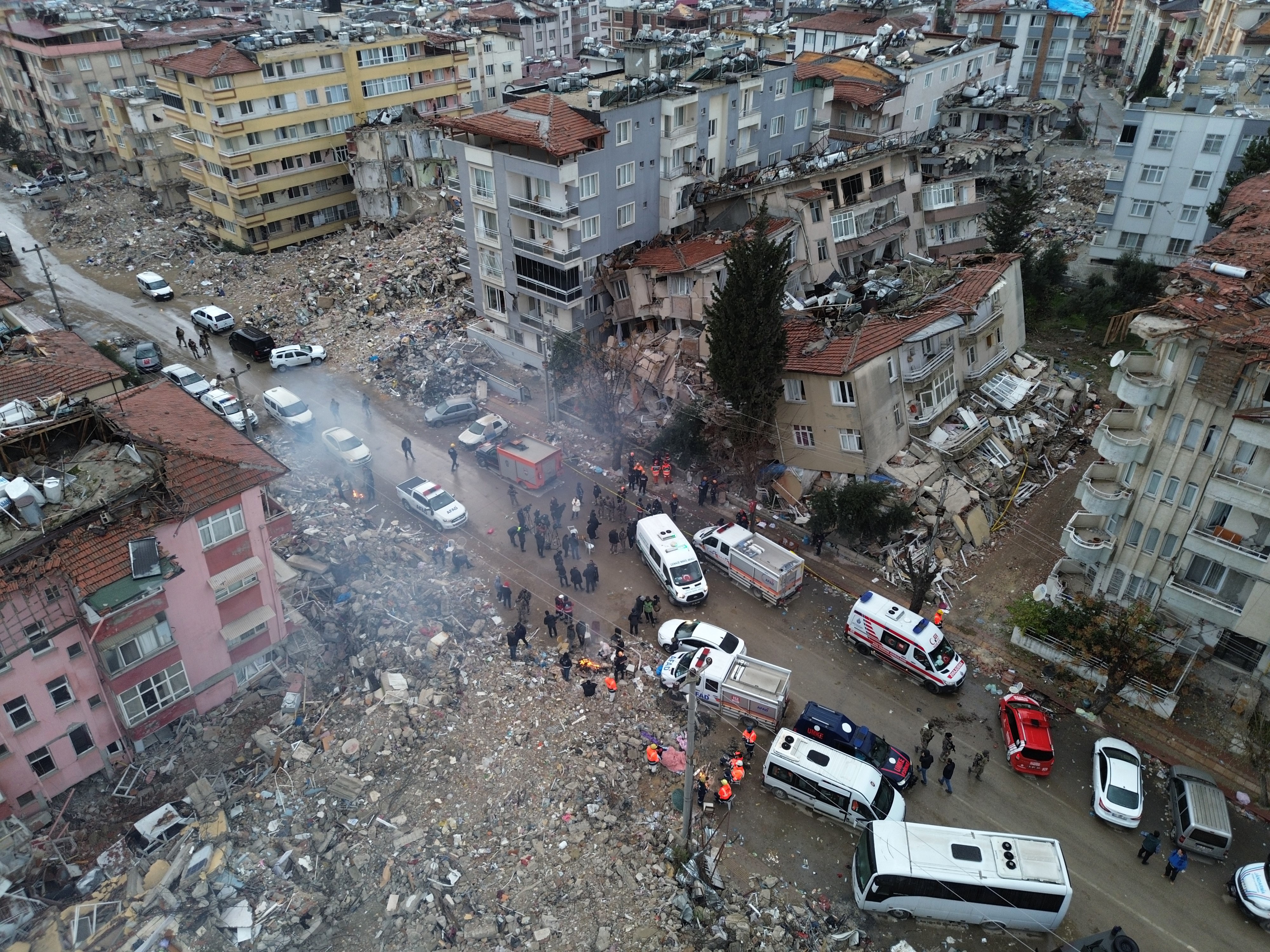 Hatay'da yaşanan 6.4'lük depremin ardından enkaz alanı günün ilk ışıklarıyla havadan görüntülendi   