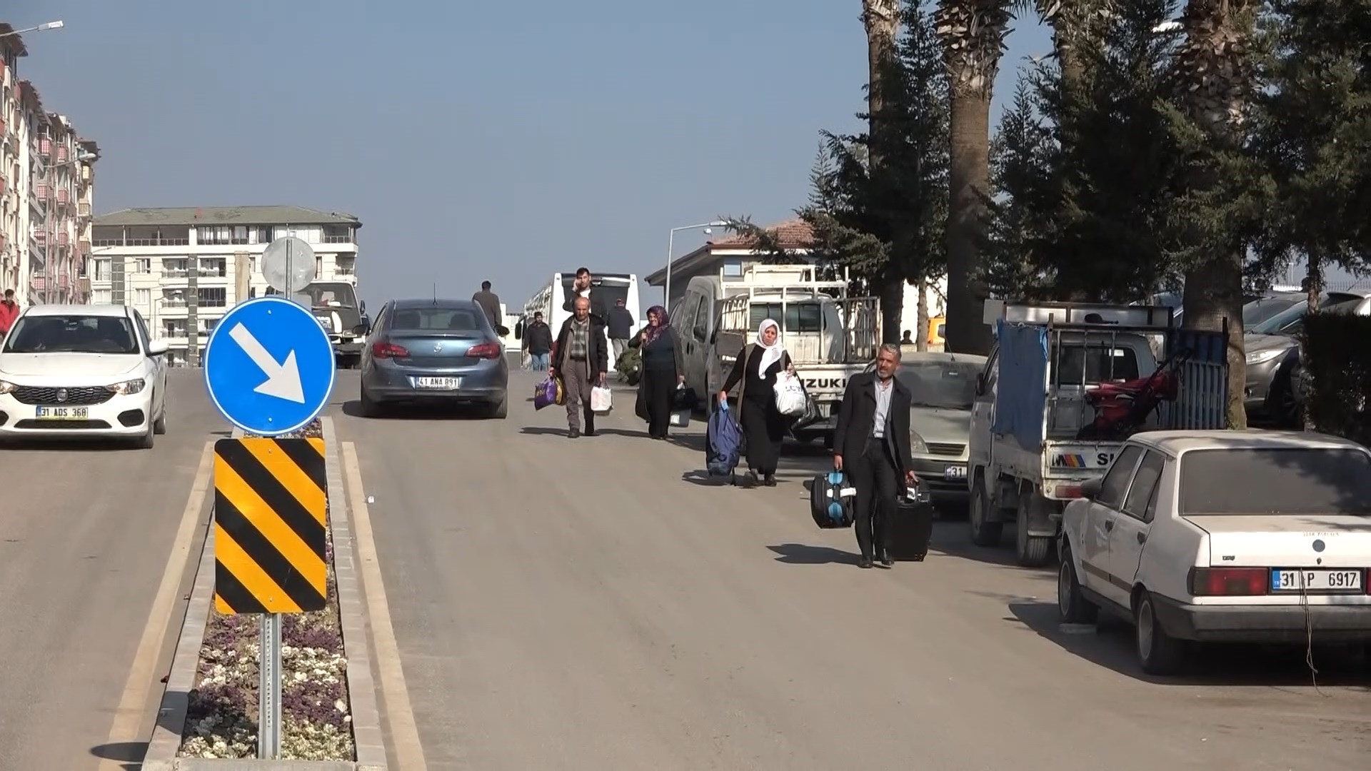 Hataylılar yerle bir olan şehirden otobüslerle terk ediyor 