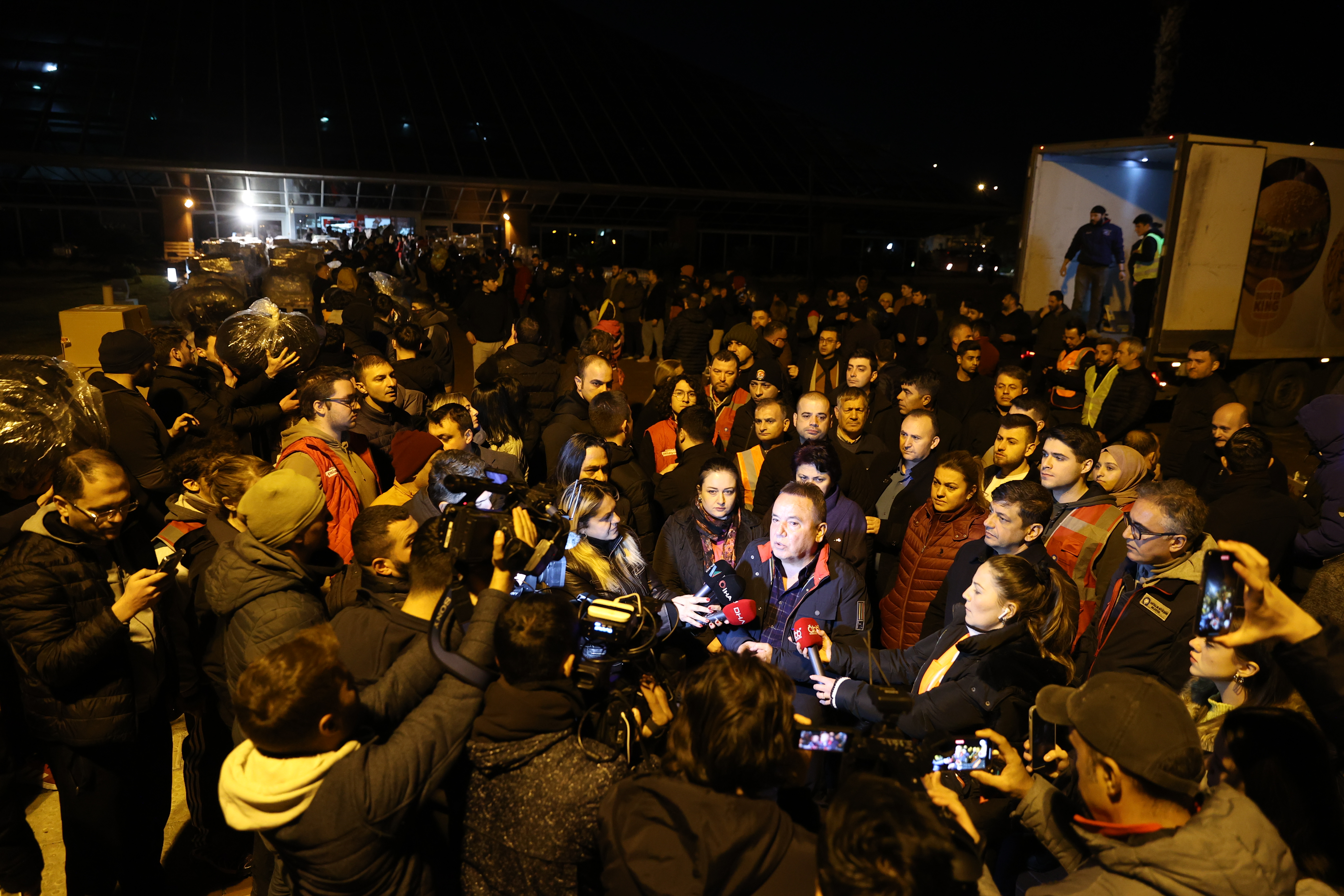 Başkan Böcek cam piramit yardım merkezi gece (6)