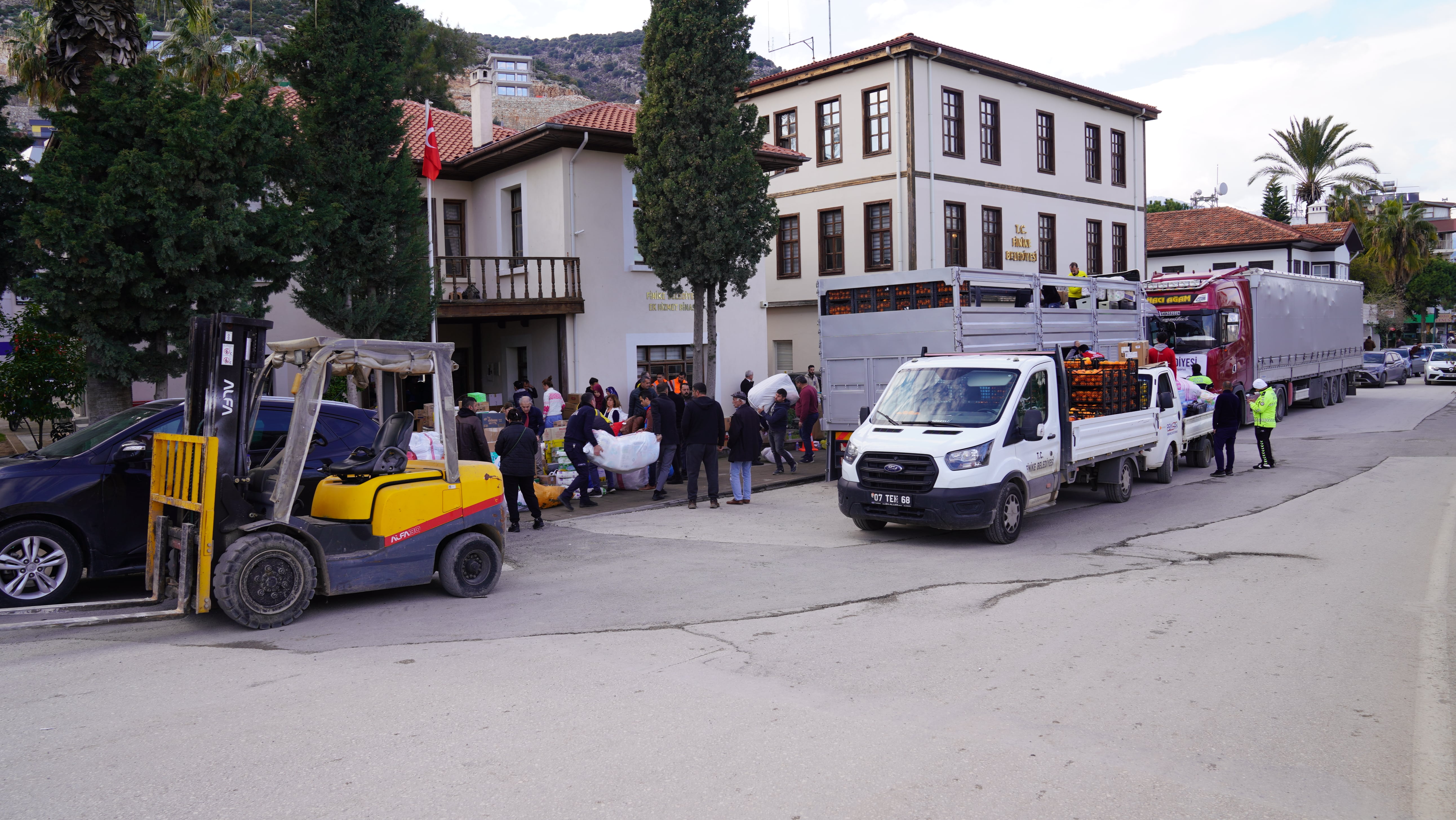 Depremzede vatandaşların yaraları birlikte sarılıyor