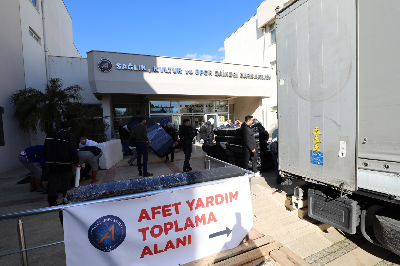    Akdeniz Üniversitesi’nden yardım TIR’ı