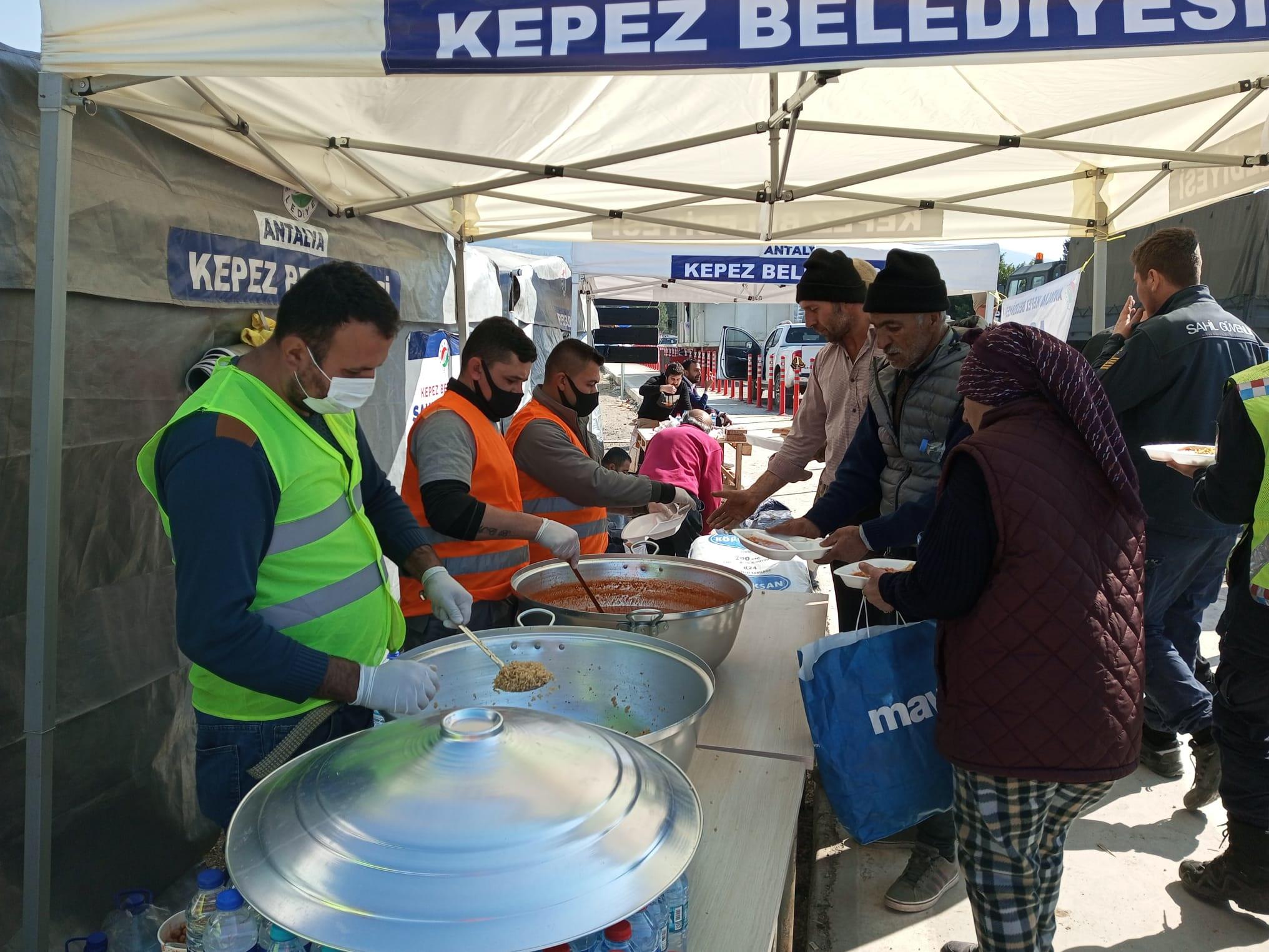 KEPEZ’DE GÜNDE 30 BİN KİŞİYE SICAK YEMEK