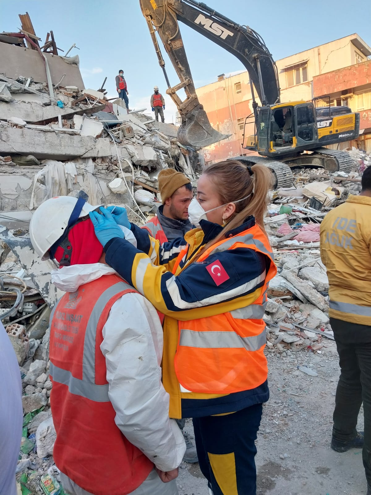 Depremzedelere sağlık hizmeti sürüyor