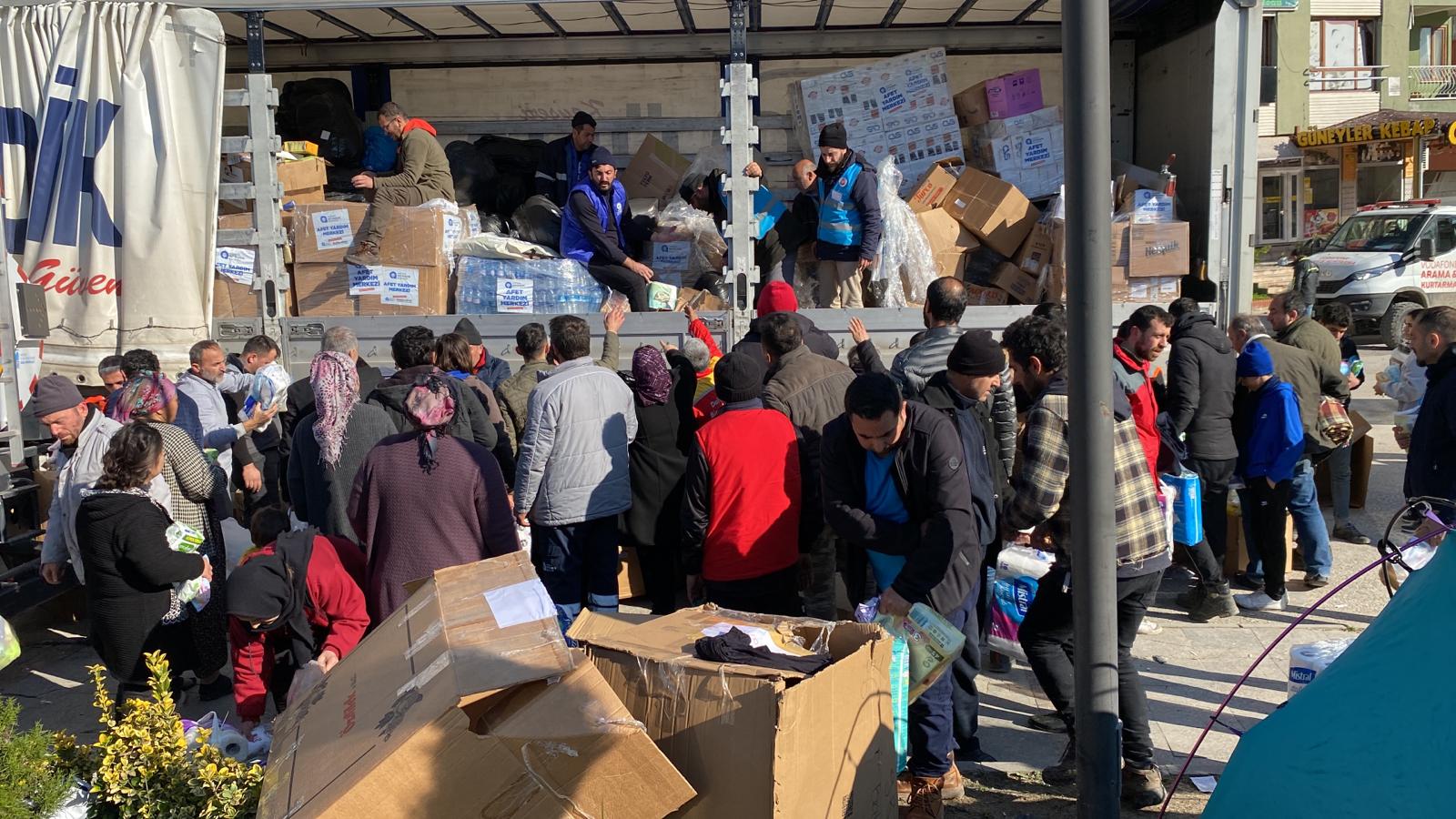 Antalya Büyükşehir'in TIR'ları Hatay’da