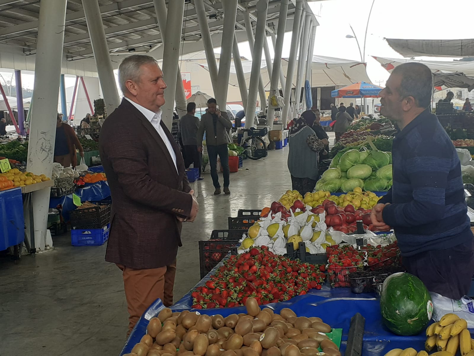 Topaloğlu’ndan Kuzdere pazar esnafını ziyaret