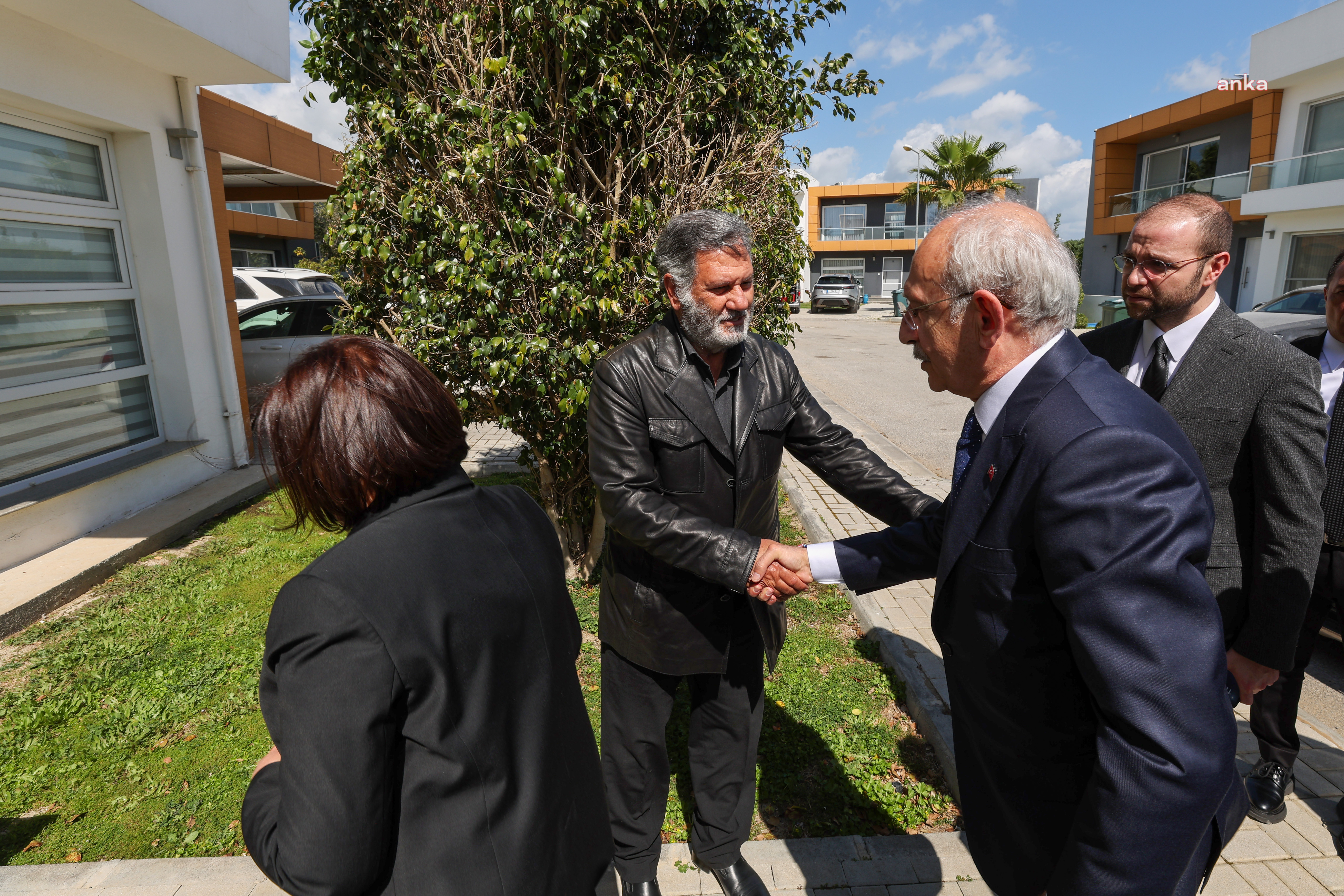 KILIÇDAROĞLU, EŞİ SELVİ KILIÇDAROĞLU İLE  ADIYAMAN İSİAS HOTEL’DE HAYATINI KAYBEDENLERİN AİLELERİNİ ZİYARET ETTİ