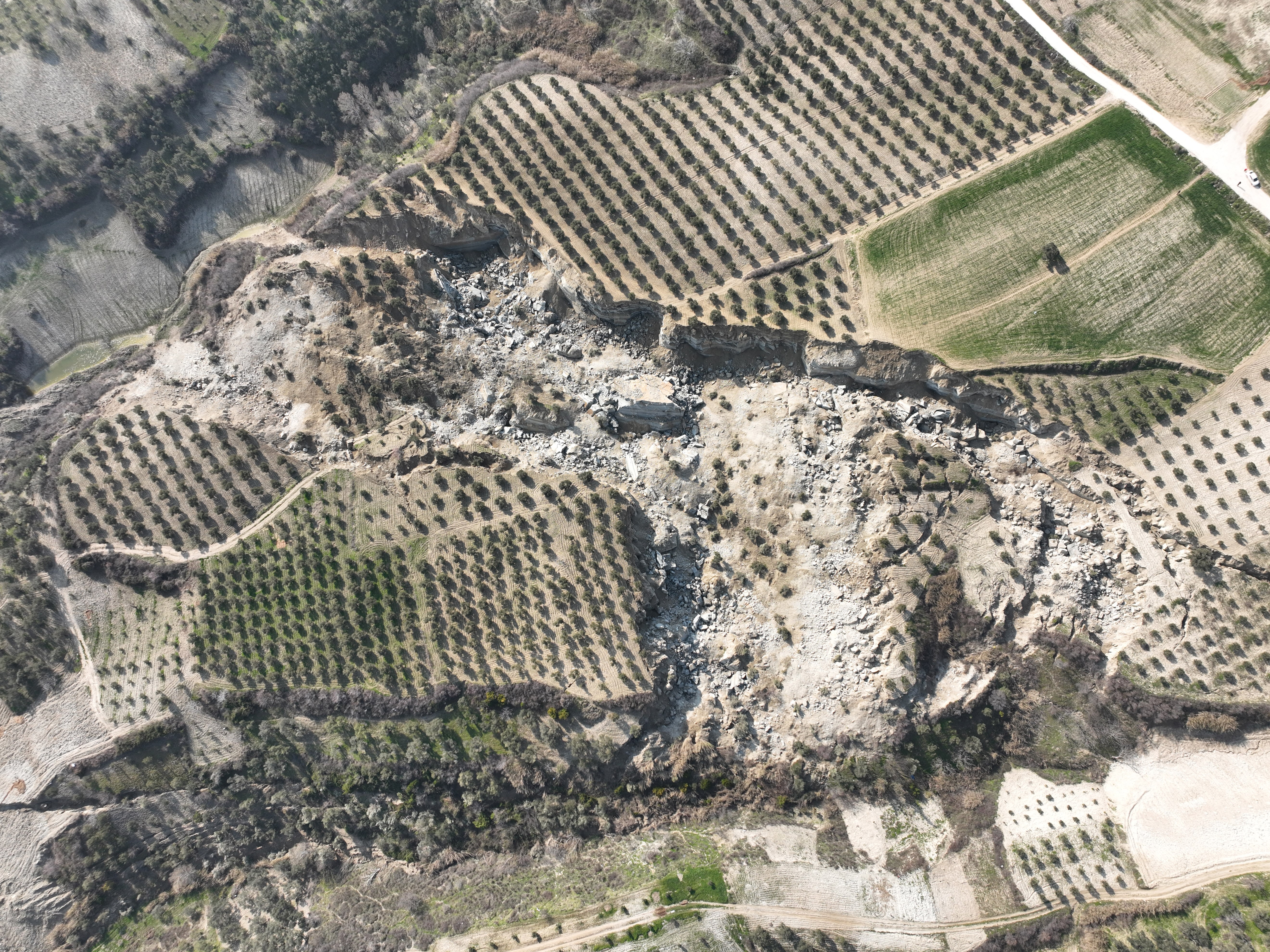 Hatay’daki 500 metrelik dev yarık uzaydan gözüküyor   