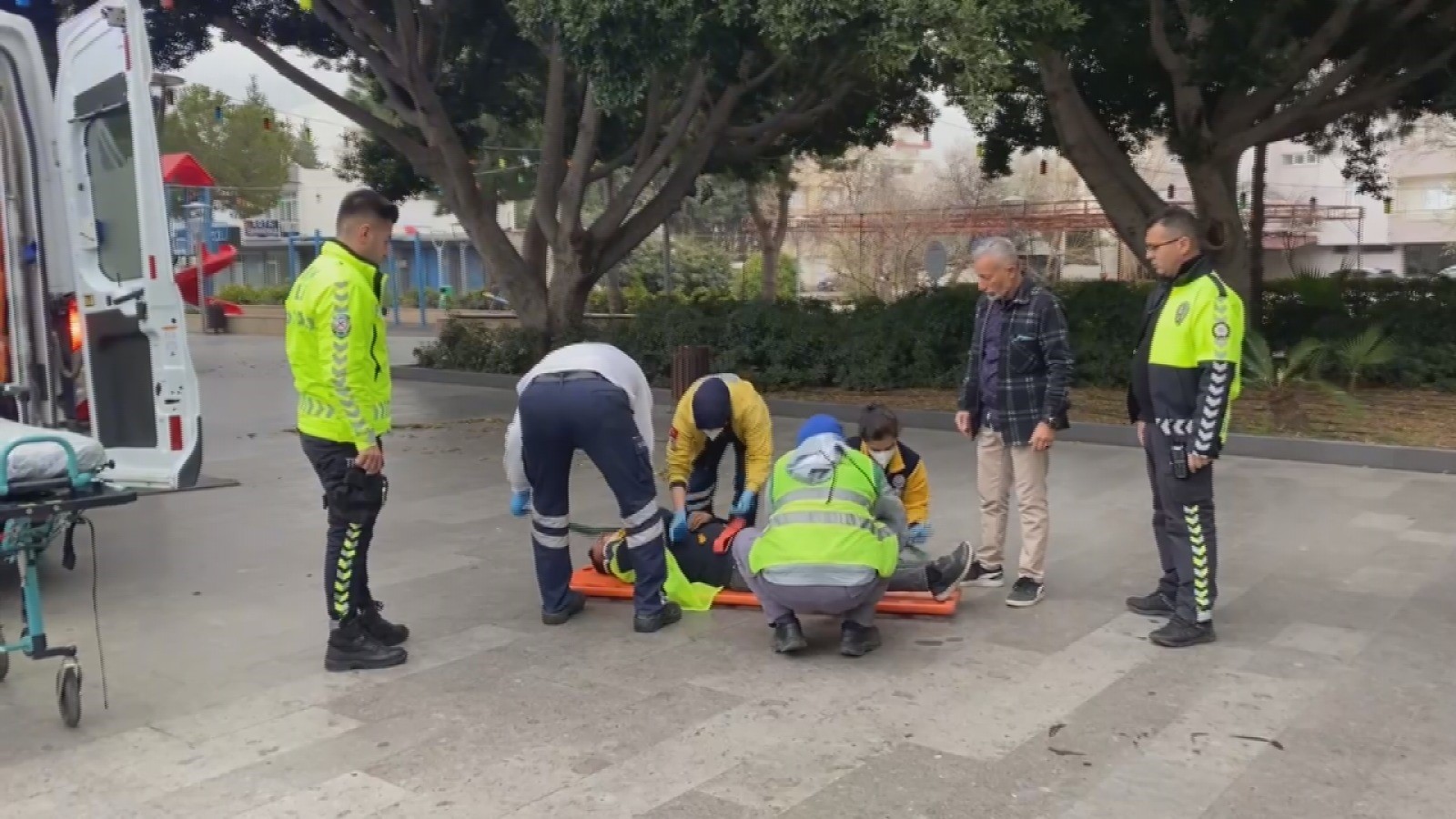 Sürücü temizlik işçisine çarpıp kaçtı