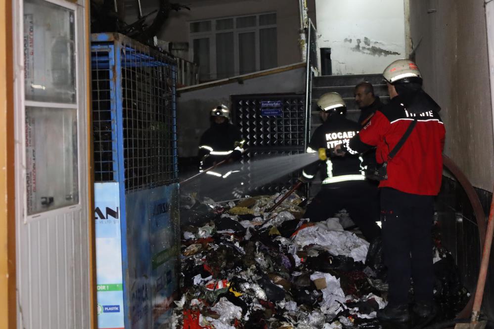  Sigara izmariti tekstil atölyesindeki atık kumaşları yaktı   