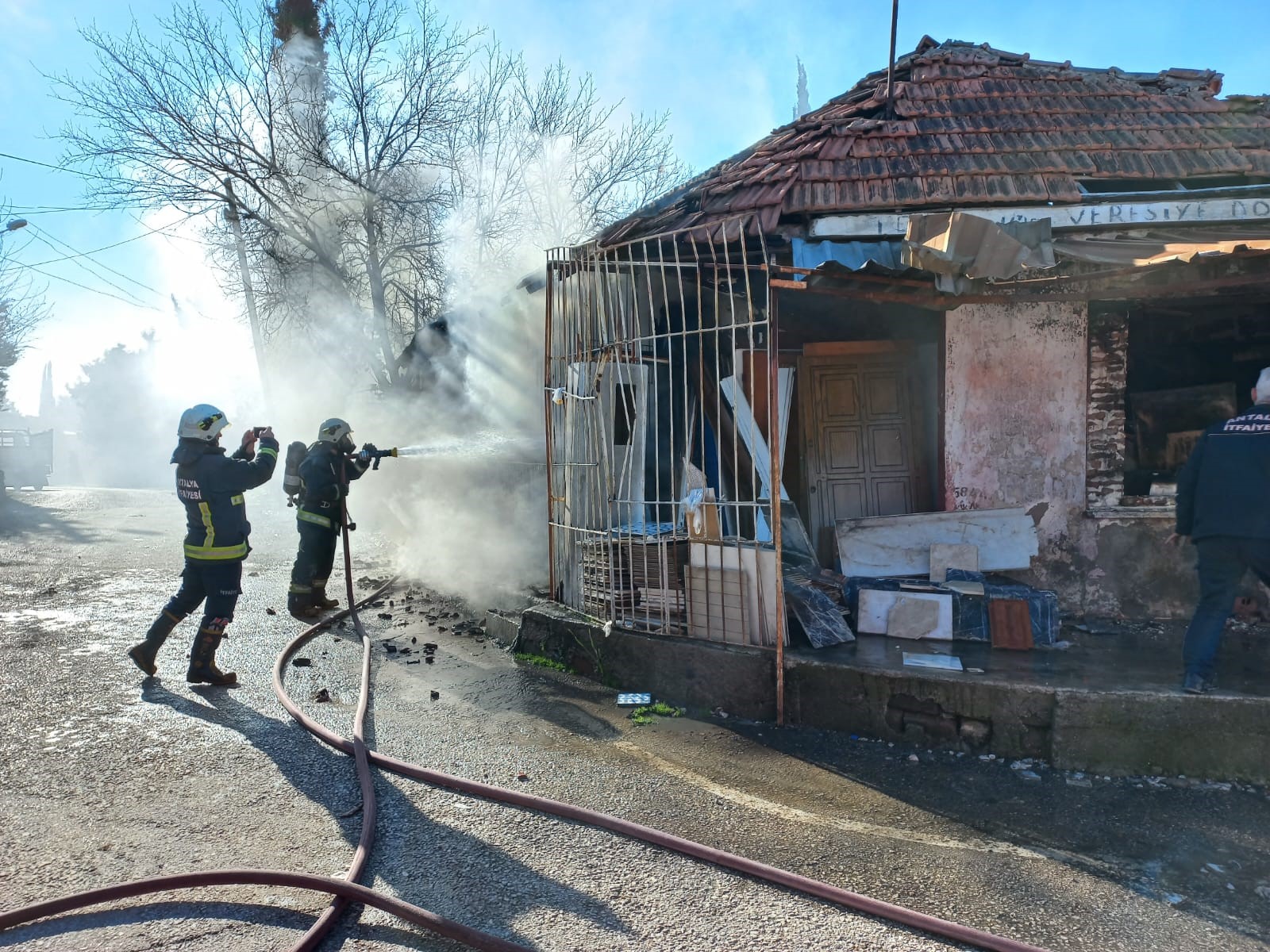 Müstakil evde çıkan yangın spot eşyaları küle çevirdi   