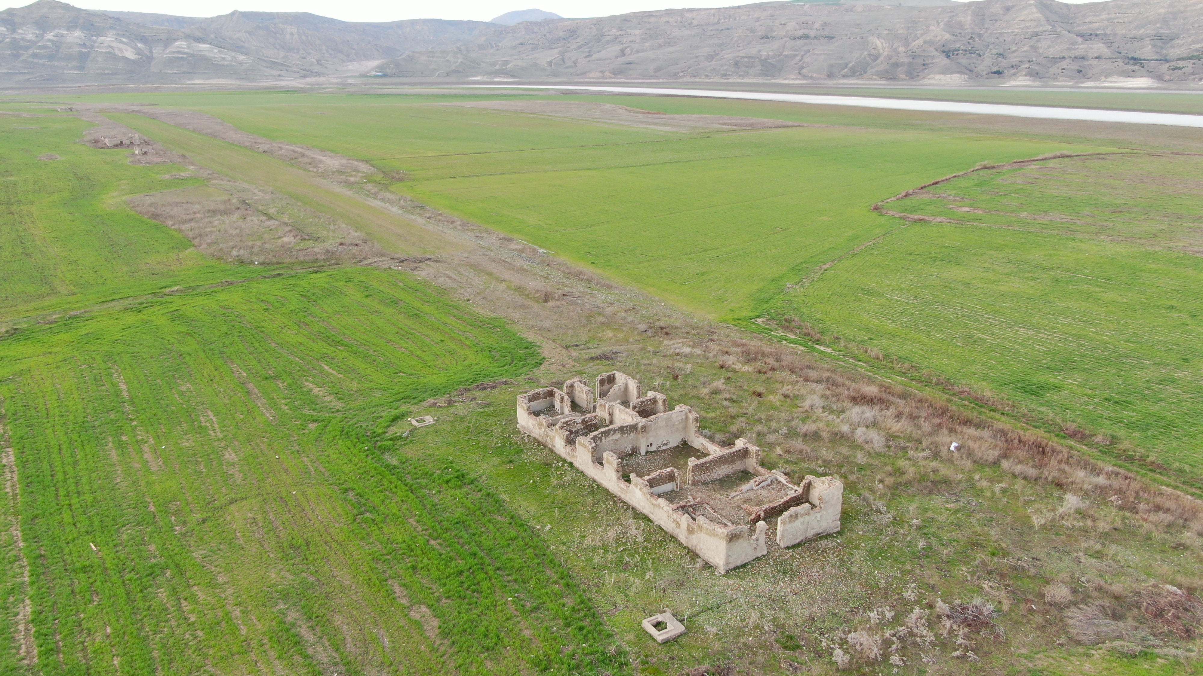 Elazığ'da kuraklık eski tren garını ortaya çıkardı