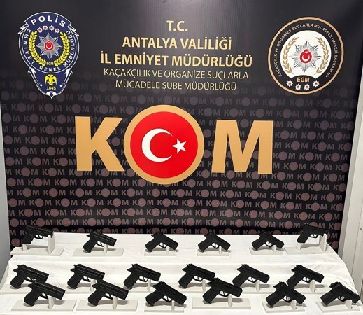 Polisin durdurduğu araçtan uy*şturucu madde ve ruhsatsız silahlar çıktı