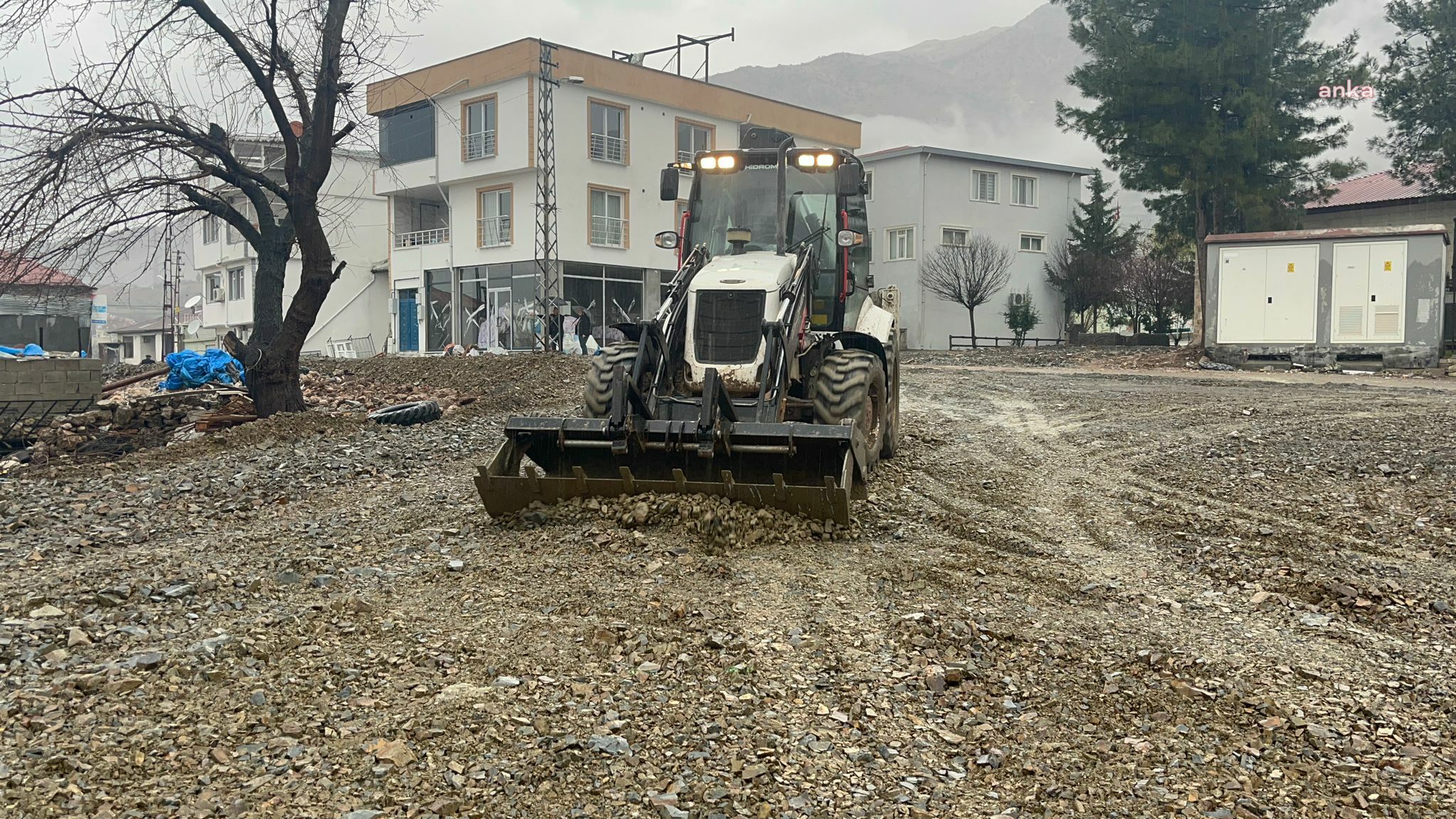 İzmit Belediyesi ekipleri, Adıyaman'ın Tut ilçesinde afet toplanma alanı oluşturuyor