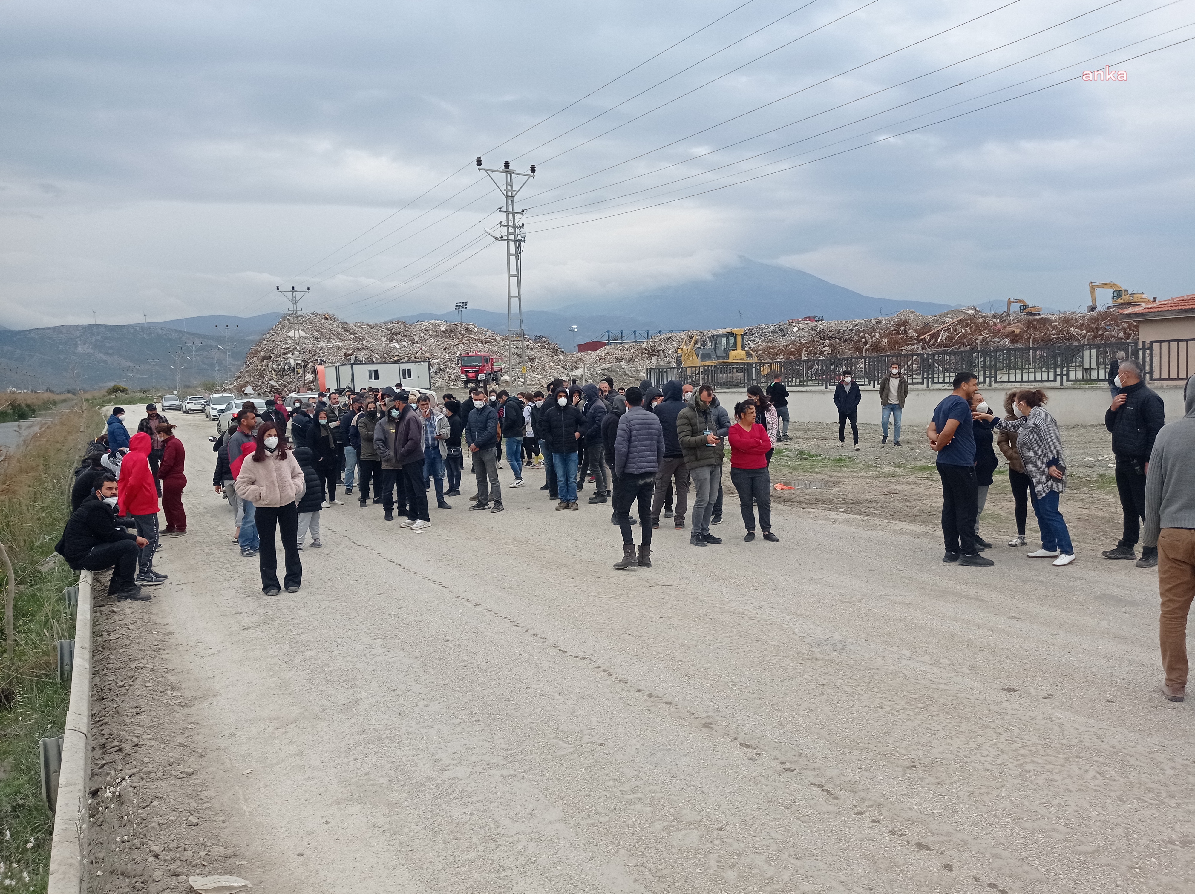 SAMANDAĞ’DA DEPREMZEDELER: “DAHA CENAZELERİMİZİ GÖMMEZKEN BİZİ DİRİ DİRİ GÖMMEYE ÇALIŞIYORLAR”