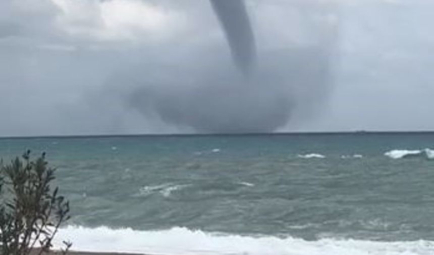 Antalya’da denizde oluşan hortum kamerada