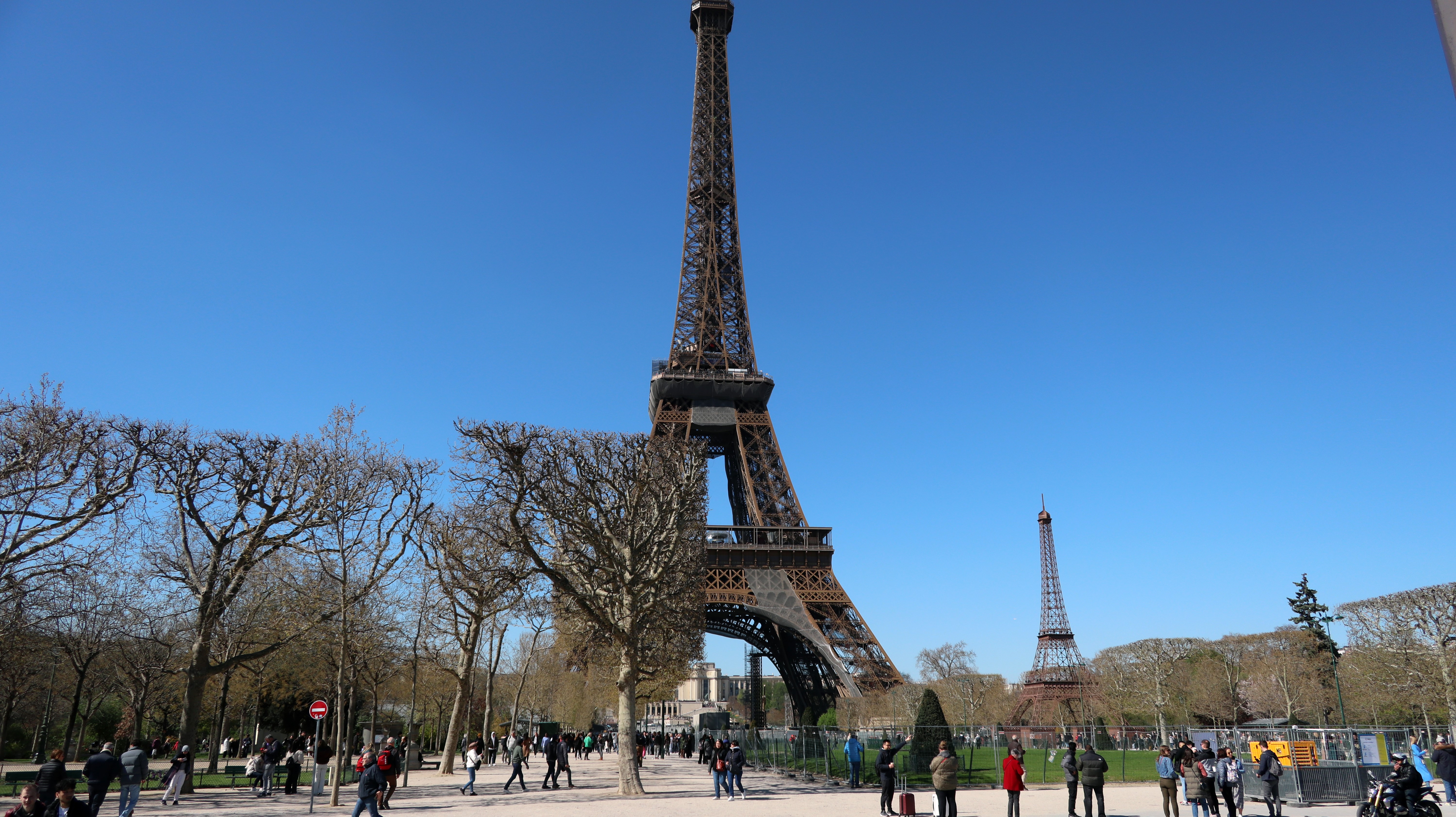 Paris'e ikinci Eyfel Kulesi dikildi. Birincisinden 200 metre daha yüksek!