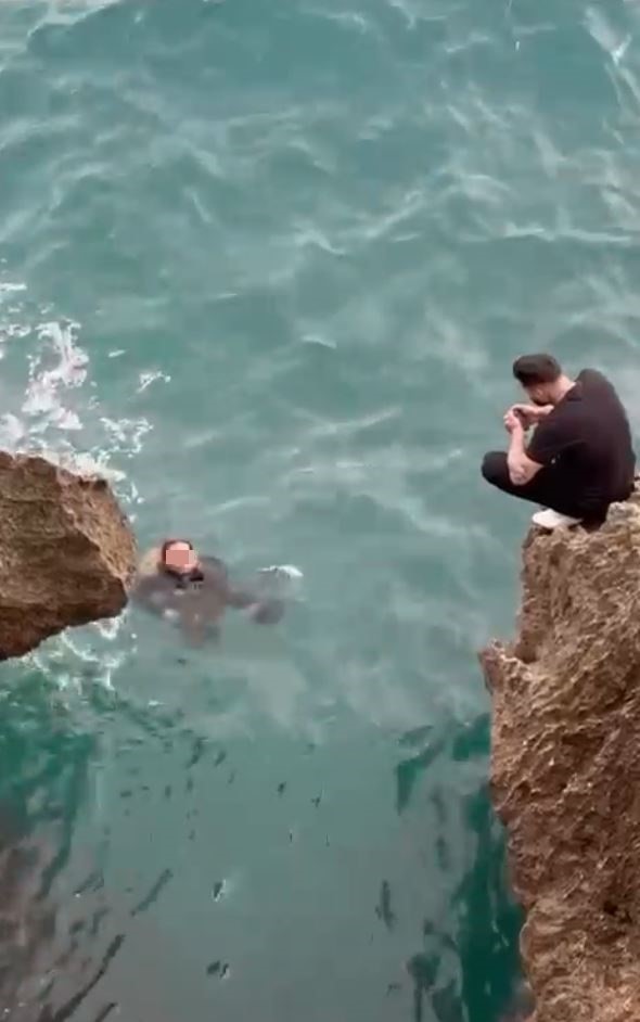 Falezlerden atlayan kadını, gençler böyle kurtardı...