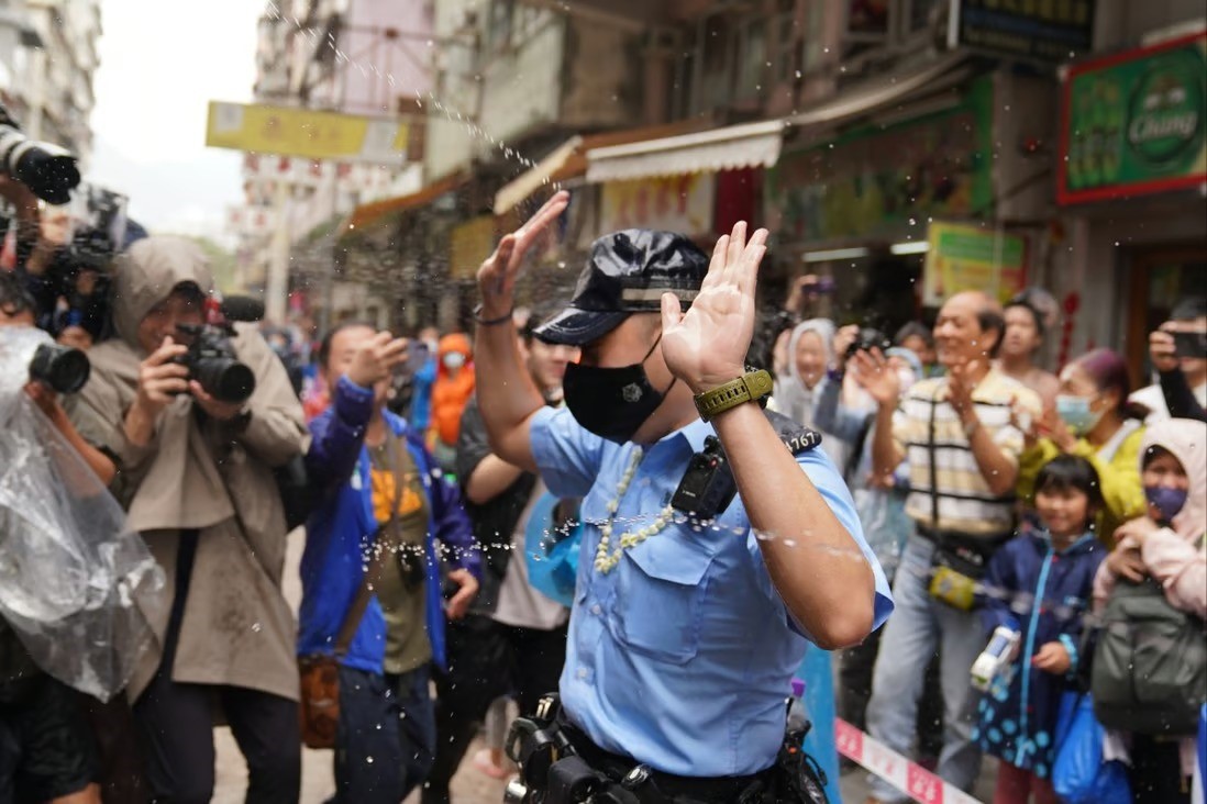 Polise su sıktı diye 2 kişi gözaltına alındı