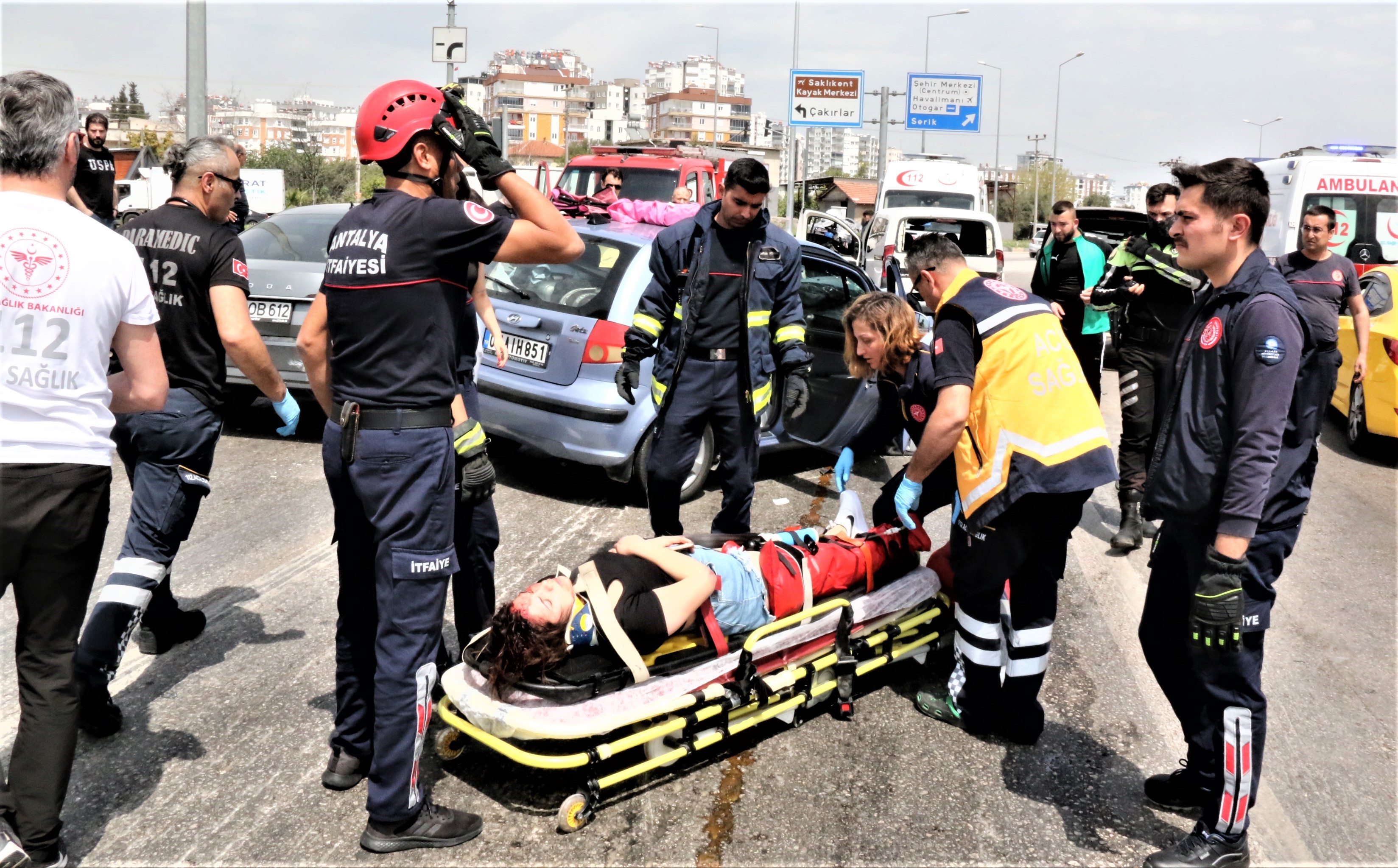 Antalya'da 4 aracın karıştığı, 7 kişinin yaralandığı kazada can pazarı yaşandı