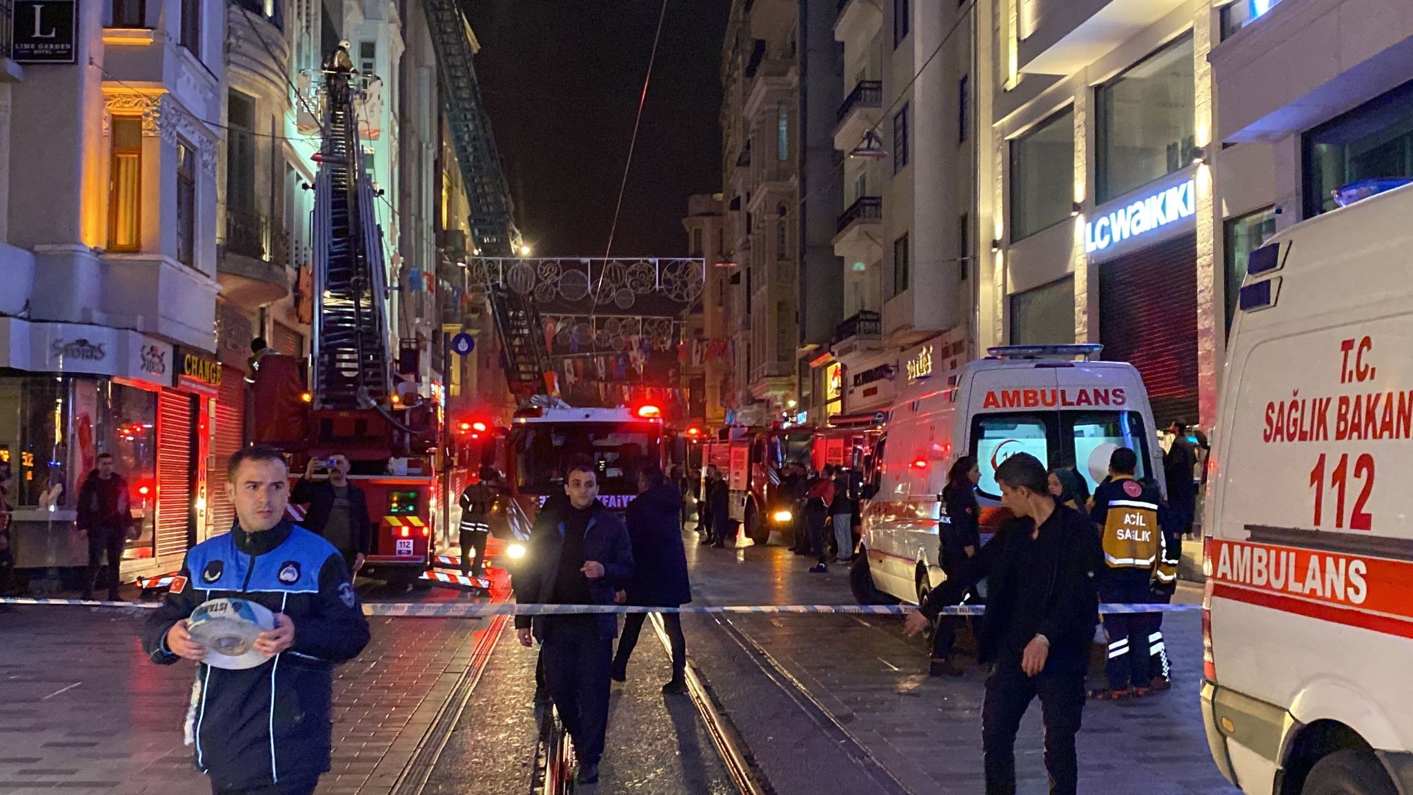 İstiklal Caddesi'nde yangın paniği: Mahsur kalanları itfaiye ekipleri kurtardı