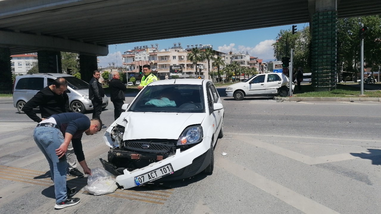 Manavgat'ta 2 otomobil çarpıştı: 1 yaralı