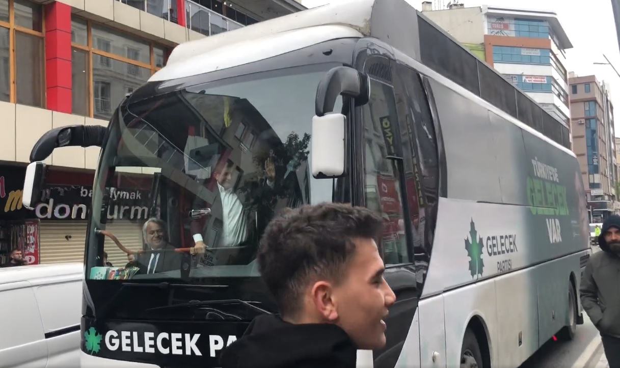 Ümit Özdağ ve Ahmet Davutoğlu Konya'da karşıalştı. Özdağ "Ahmet gel, gel.Gelmedi Ahmet."