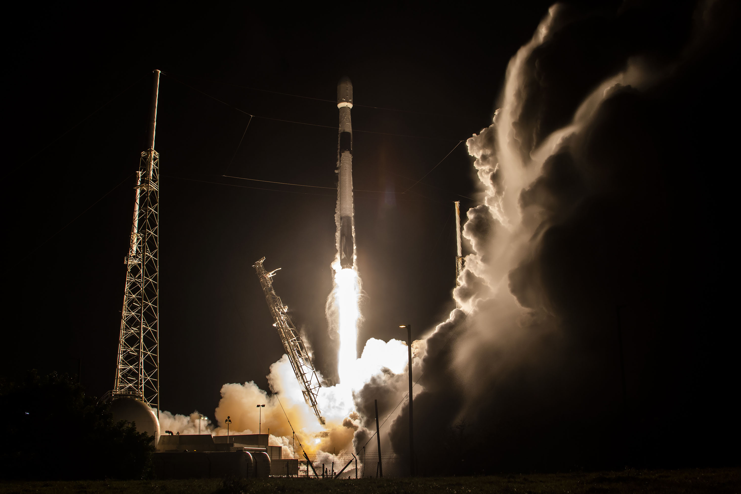 SpaceX Falcon-9'u fırlattı