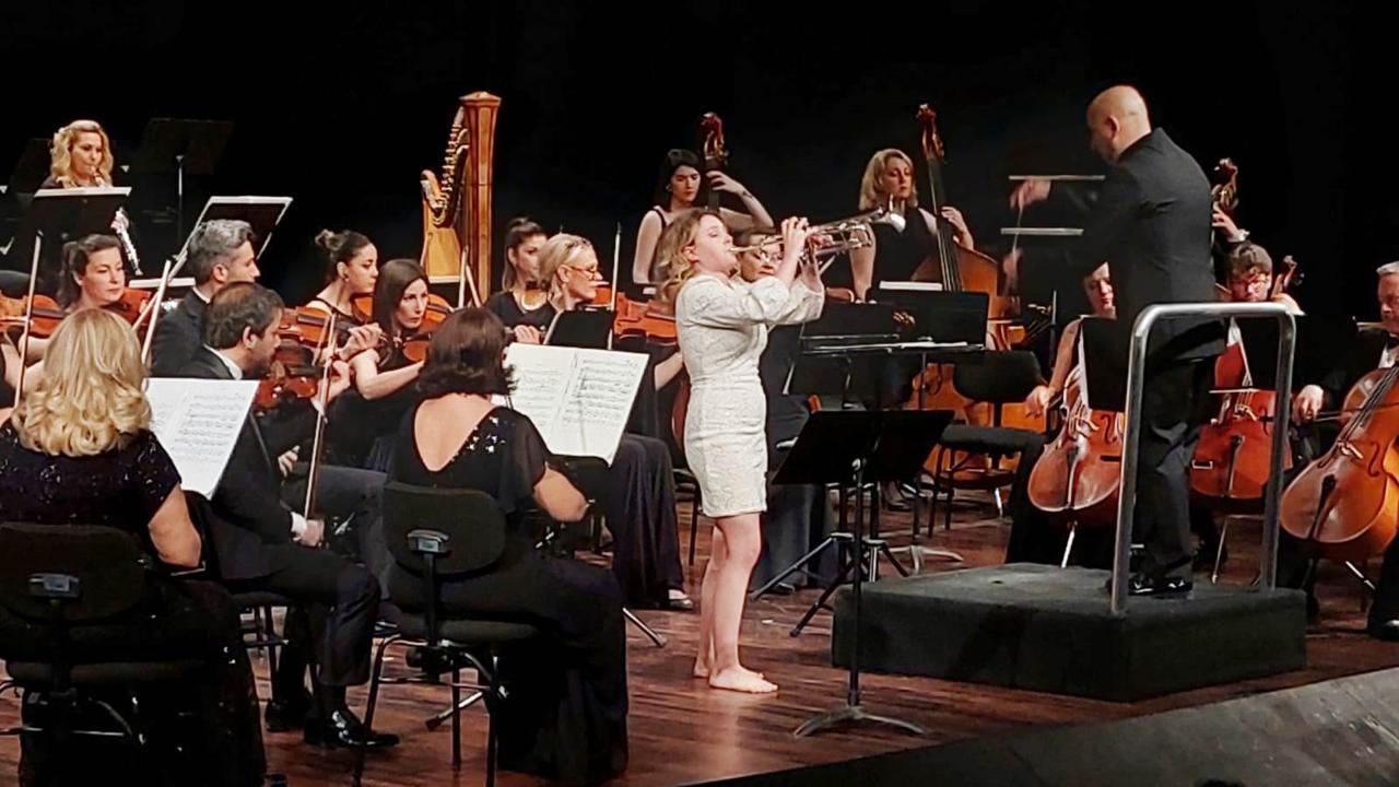 FRANSIZ TROMPETÇİ ‘DEN ÇIPLAK AYAKLI KONSER