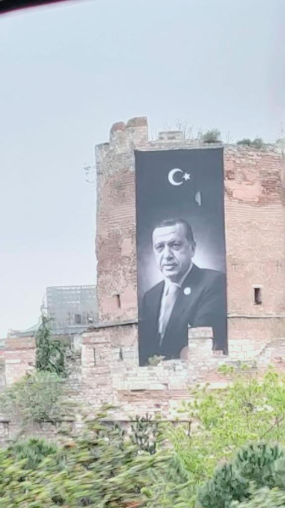 SURA ASILAN ERDOĞAN PANKARTI KALDIRILDI