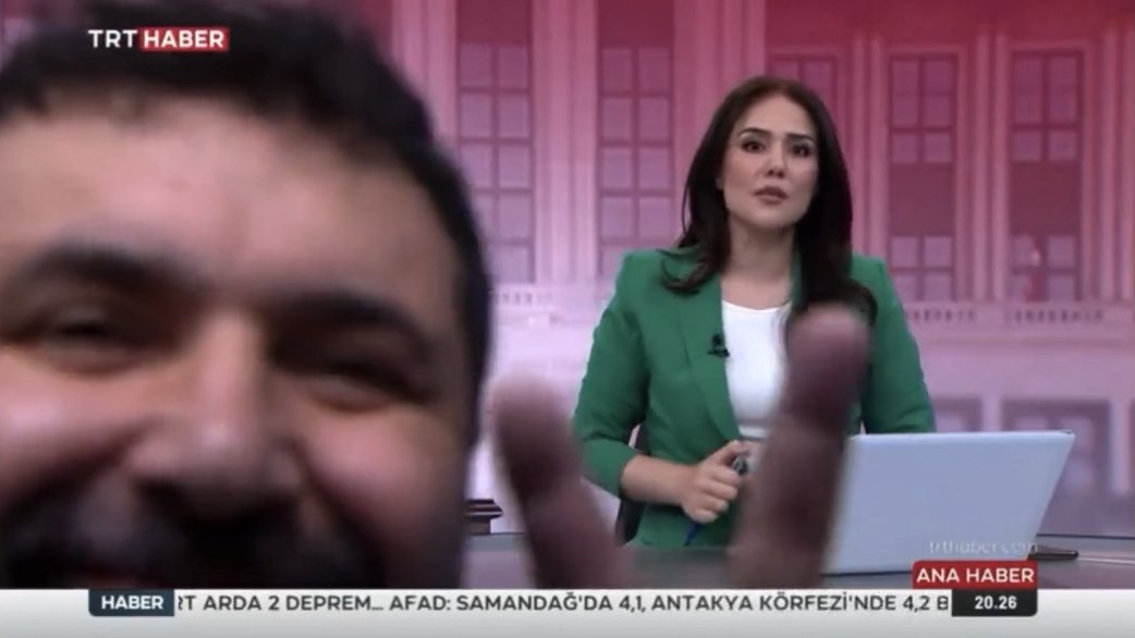 TRT canlı yayınında şok anlar...Bir kişi kadraja girdi ve...