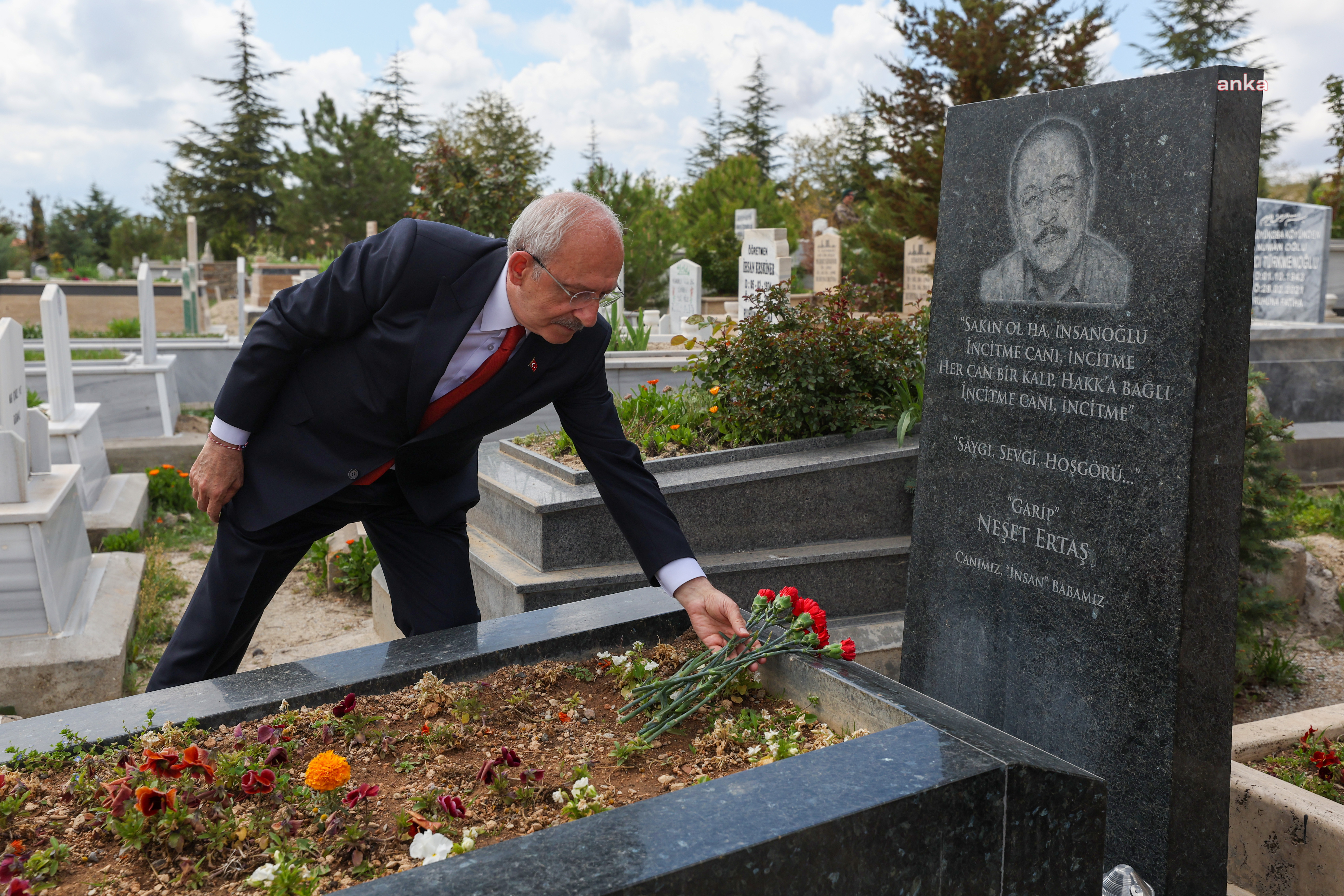 KILIÇDAROĞLU, HALK OZANLARINI MEZARLARI BAŞINDA ANDI