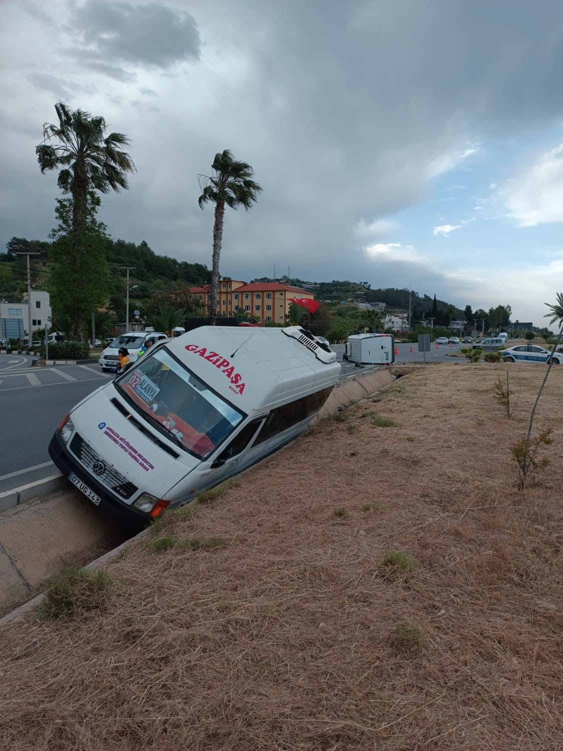 Alanya’da yolcu otobüsü kamyonetle çarpıştı