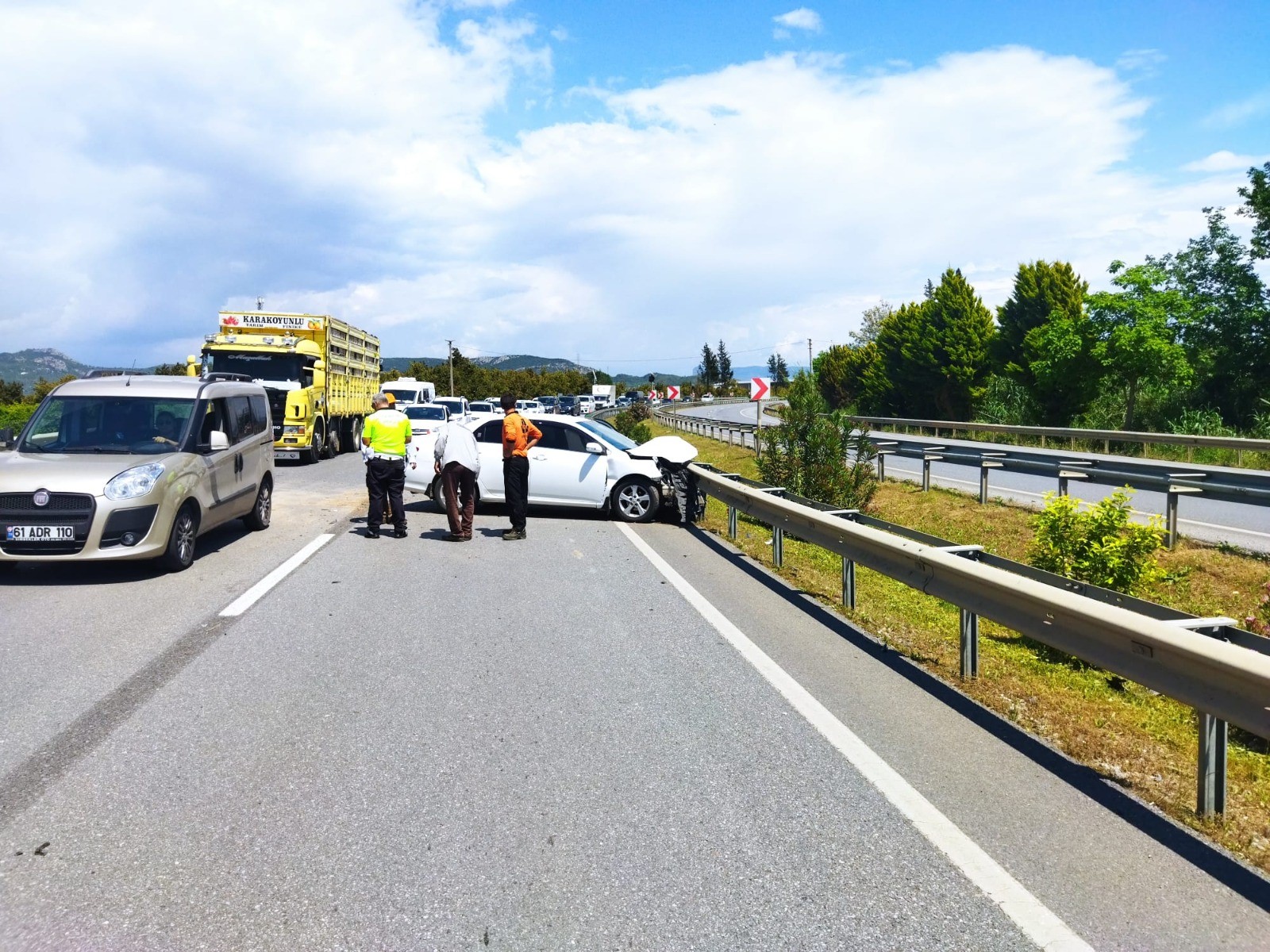 Önce bariyere sonra motosiklete çarptı