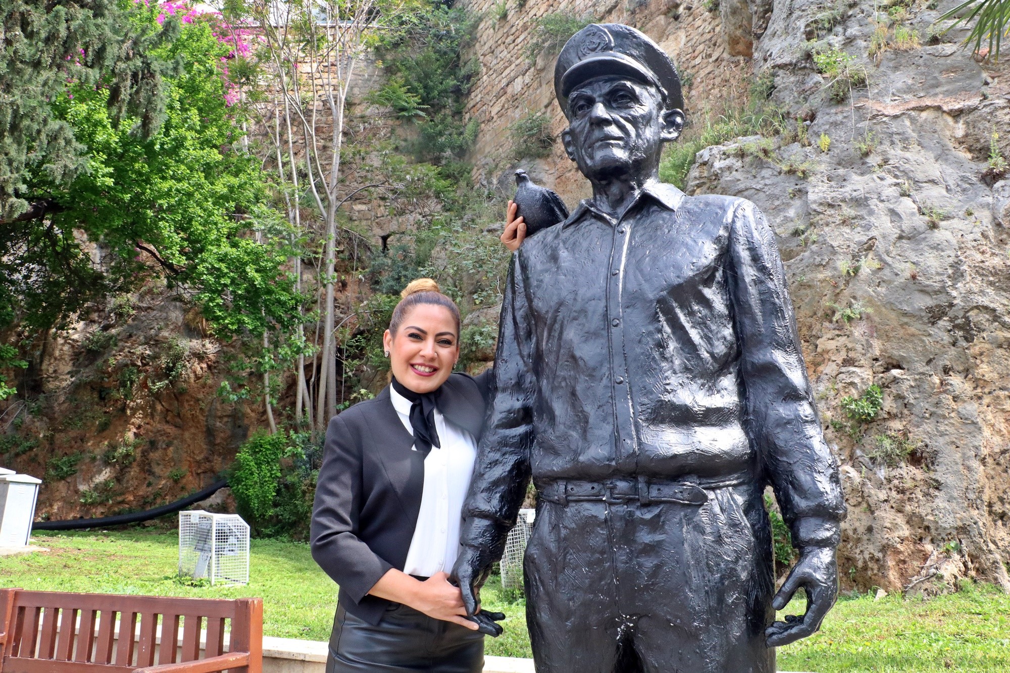 Tarihi Kaleiçi'nin simge ismi ‘Mustafa Kaptan' heykeli kayıp güvercinine kavuştu